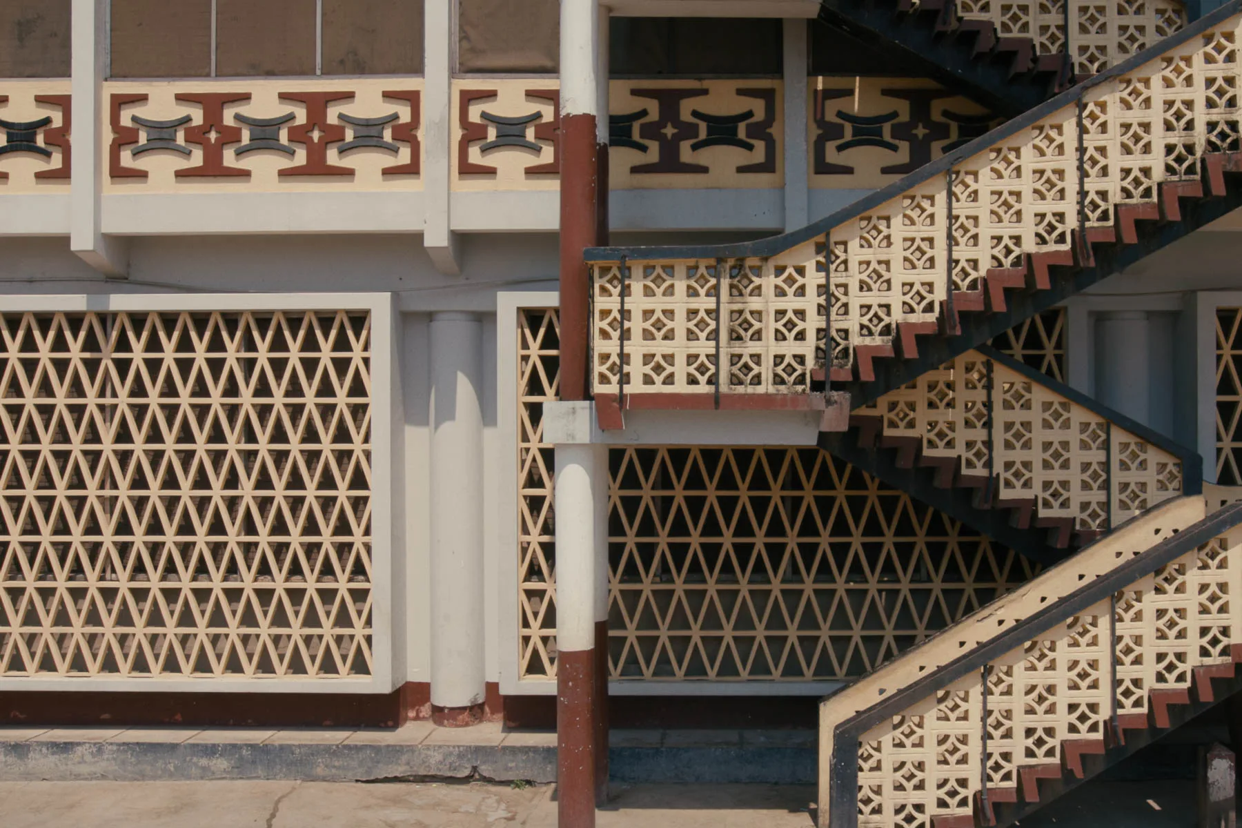 Brise Soleil der Mfantsipim School in Cape Coast von Fry, Drew & Partners