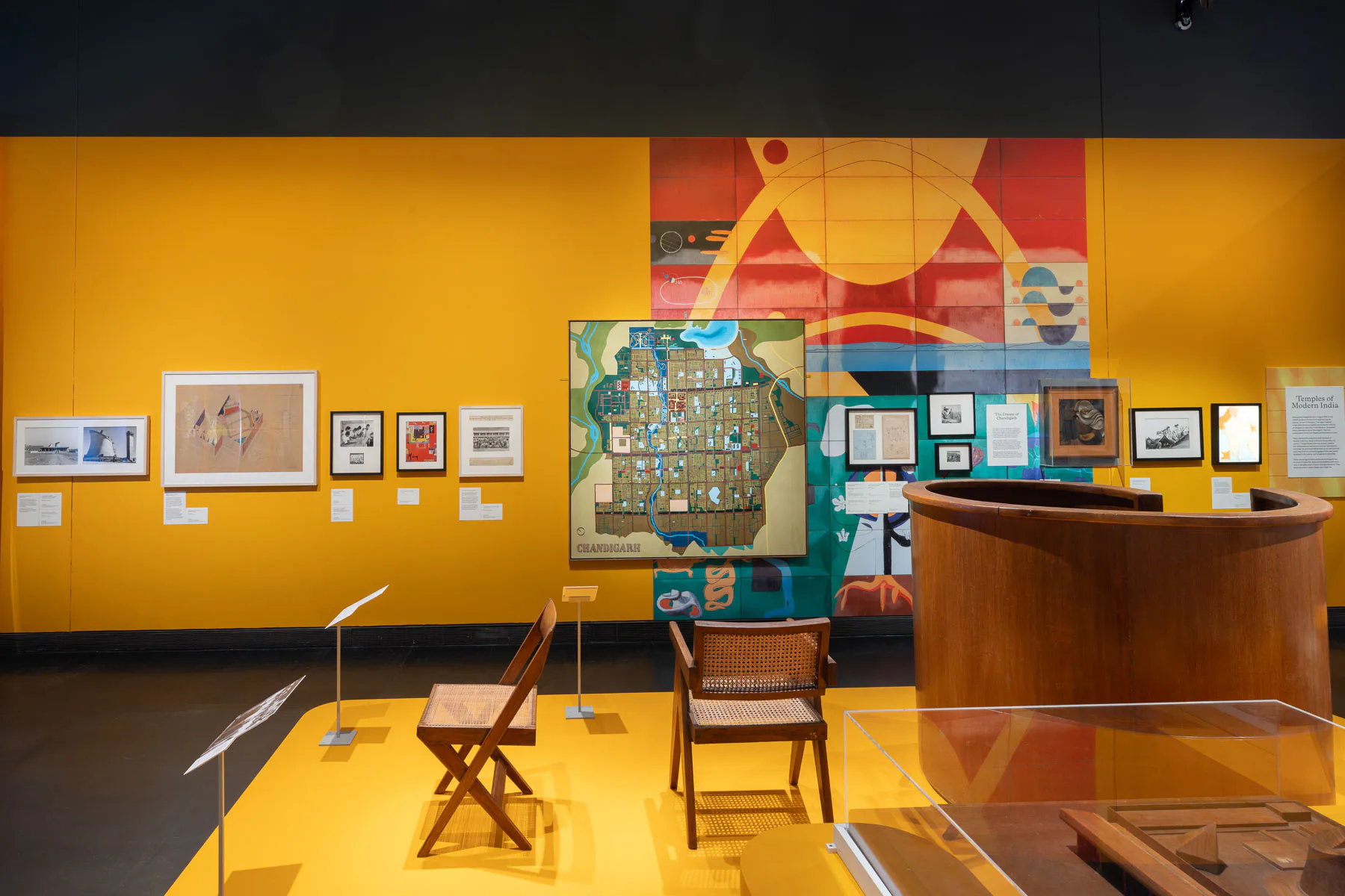 Blick in die Ausstellung Tropical Modernism - Architecture and Independence