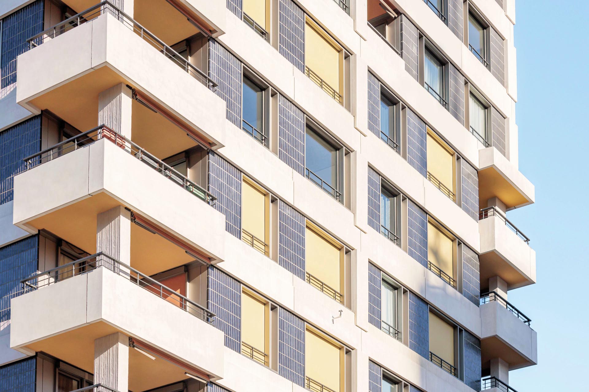 Am Züricher Wohnkomplex Wolkenwerk fungieren an Balkonen und Loggien Markisen von Warema in unterschiedlichen Farbtönen als Sonnenschutz und gestaltprägende Elemente.