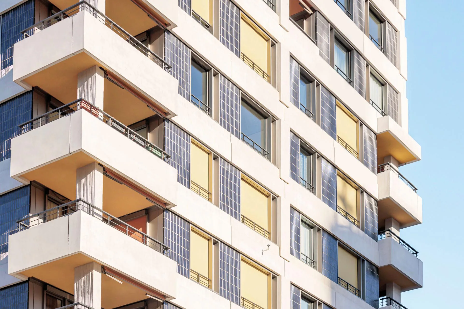 Am Züricher Wohnkomplex Wolkenwerk fungieren an Balkonen und Loggien Markisen von Warema in unterschiedlichen Farbtönen als Sonnenschutz und gestaltprägende Elemente.