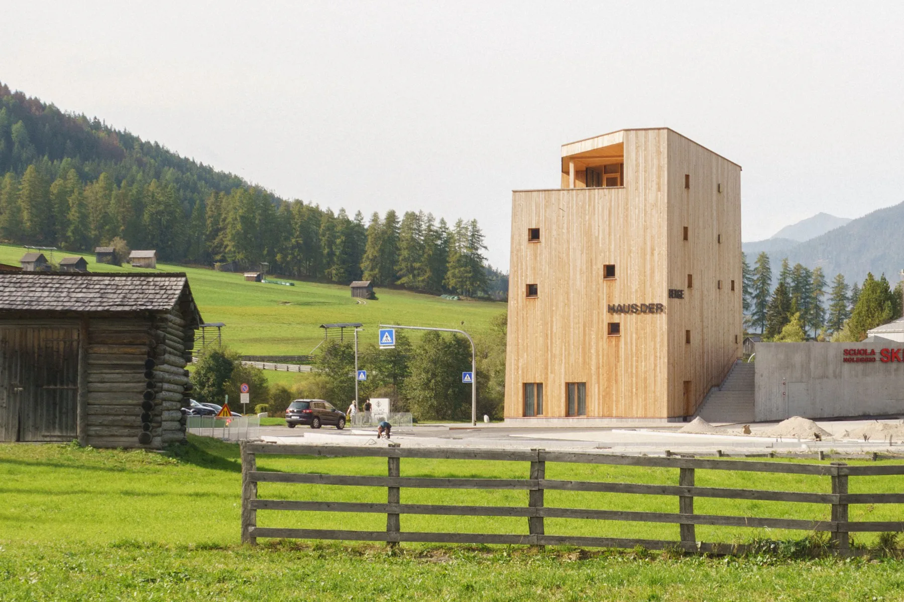 Flächensparend gebaut: Der vertikale Baukörper gibt in den Worten seiner Architekten einen „Fingerzeig in die Landschaft“.