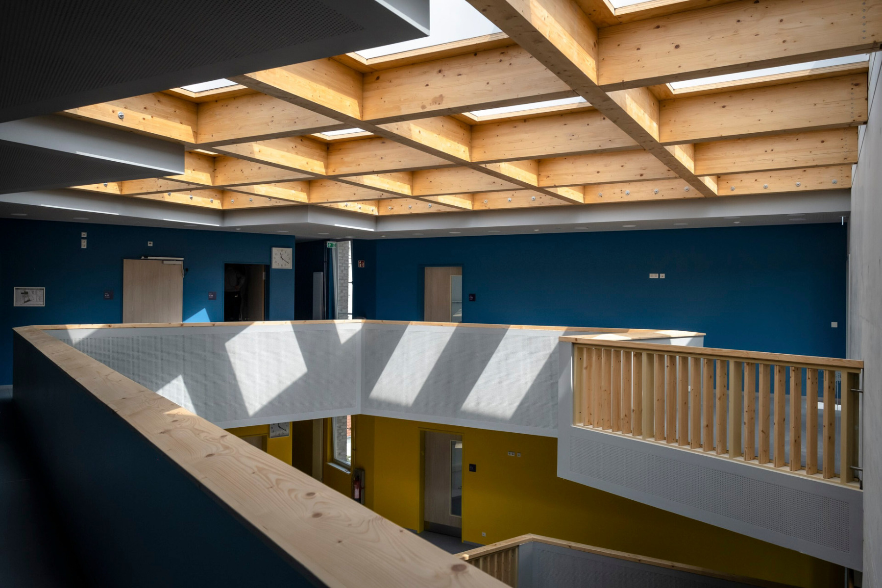 Farbe und Licht prägen das Atrium der von Numrich Albrecht Klumpp Architekten geplanten Schule.