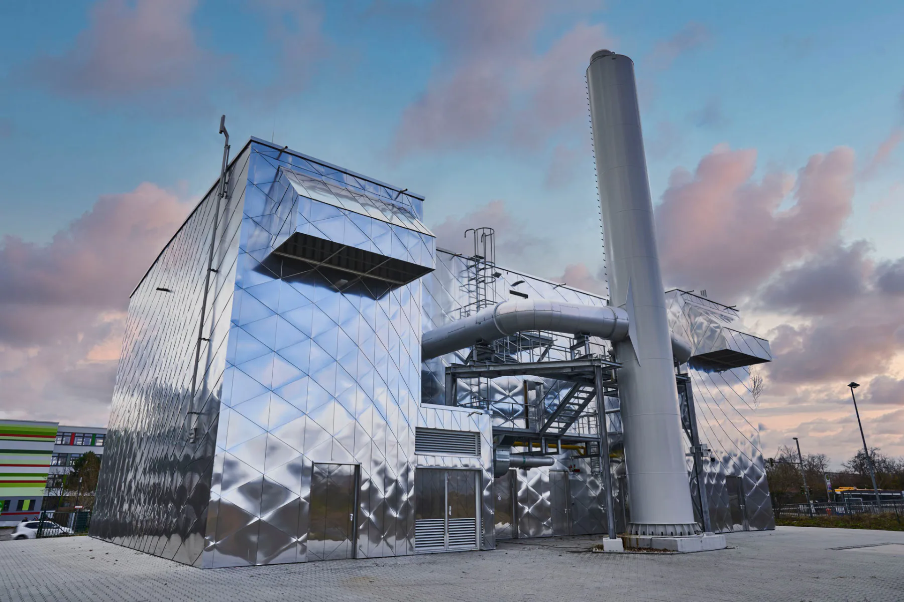 Die optischen Effekte lassen die Hülle des BHKW bewegt erscheinen – als ob Energiewirbel die Fassade formen würden.