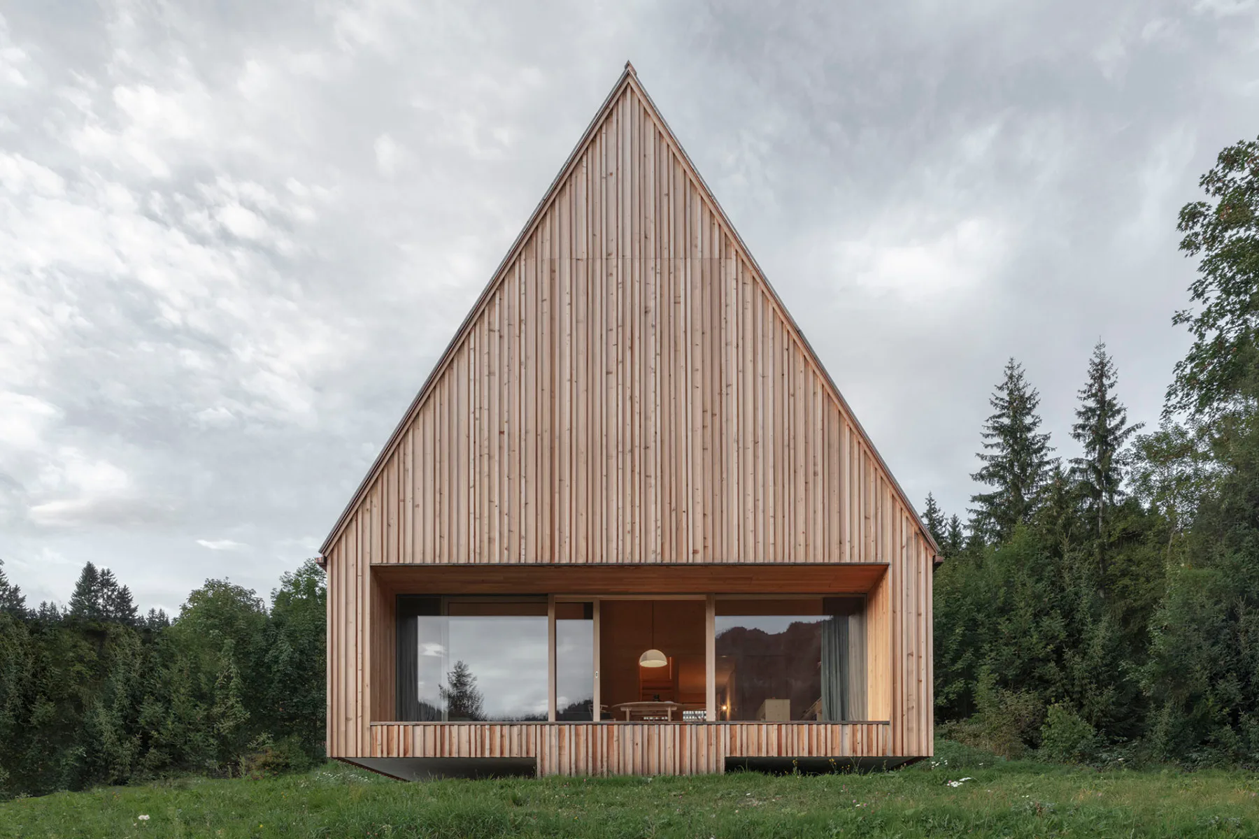 Das Haus Gapfohl steht auf 1100 m Meereshöhe auf einer geneigten Südterrasse im Bregenzerwald.
