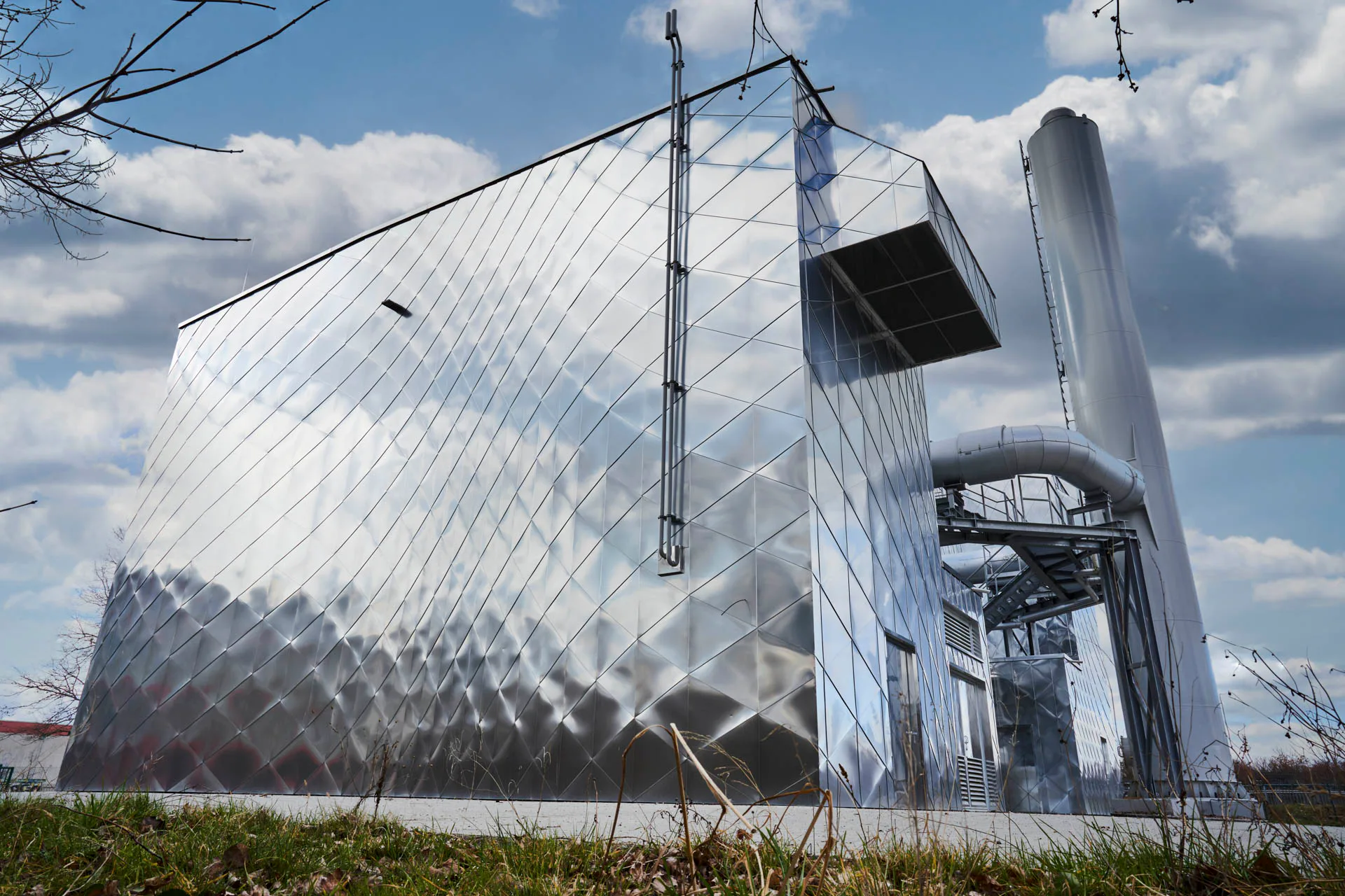 Unter der vorgehängten hinterlüfteten Fassade, die mit Aluminiumschindeln bekleidet wurde, verbergen sich Mineralwolldämmplatten des Typs Ultimate Fsp-034 von Isover.