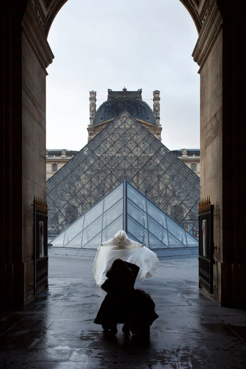 Fotoshooting einer Braut, aufgenommen in der Passage Richelieu, Grand Louvre, Paris 2021 Commissioned by M+, 2021