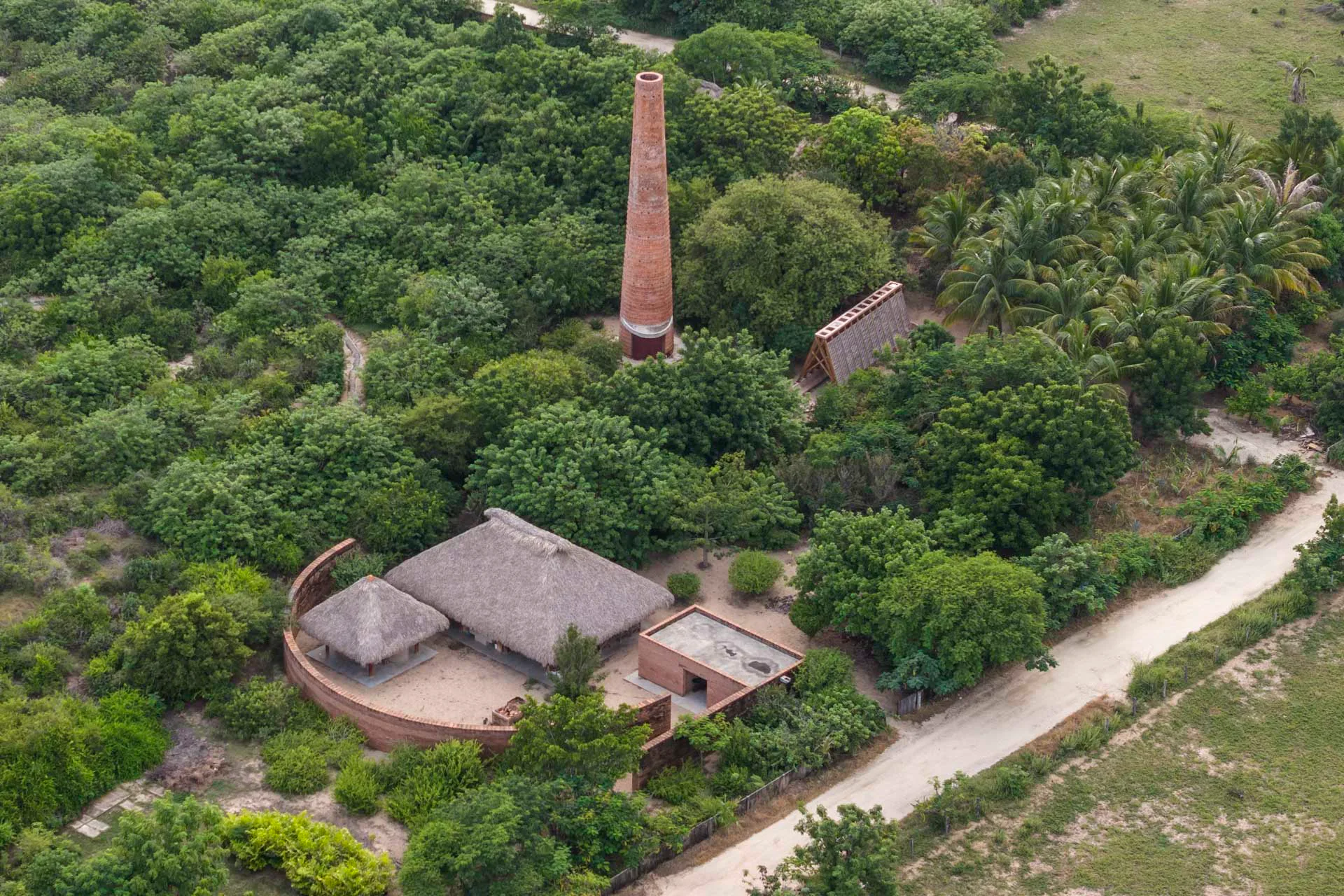 Der Orchideenpavillon steht unweit westlich der mexikanischen Küstenstadt Puerto Escondido.