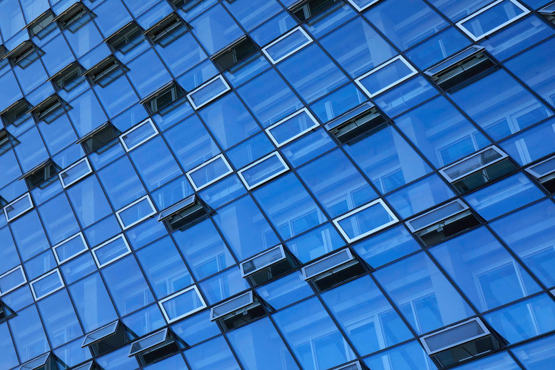 Die verwendeten Profile basieren auf der Trigon Unit L Elementfassade von Hueck mit integrierten Lambda WS 075 Fenstern.
