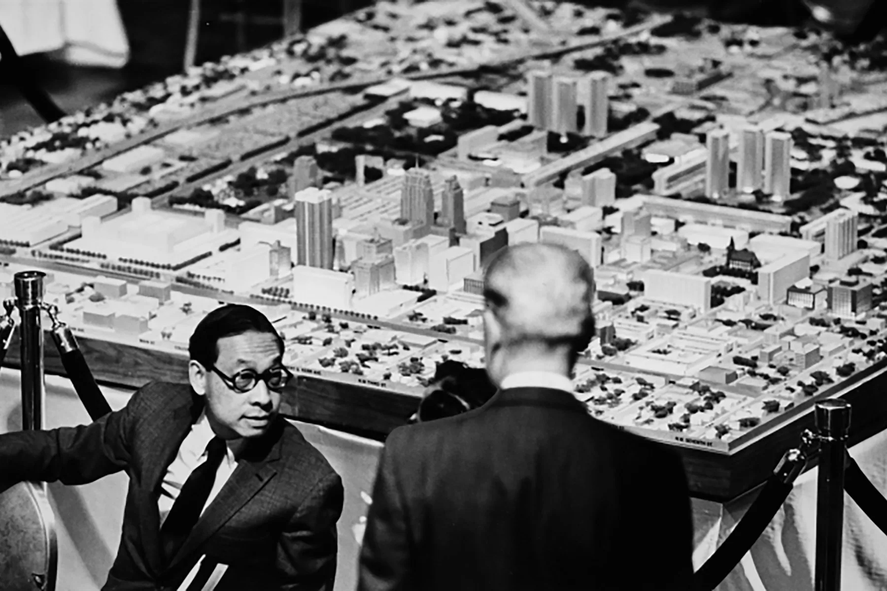 I. M. Pei erläutert einem der „Stadtväter“ seinen Vorschlag für das neue Stadtzentrum von Oklahoma City, ca. 1964