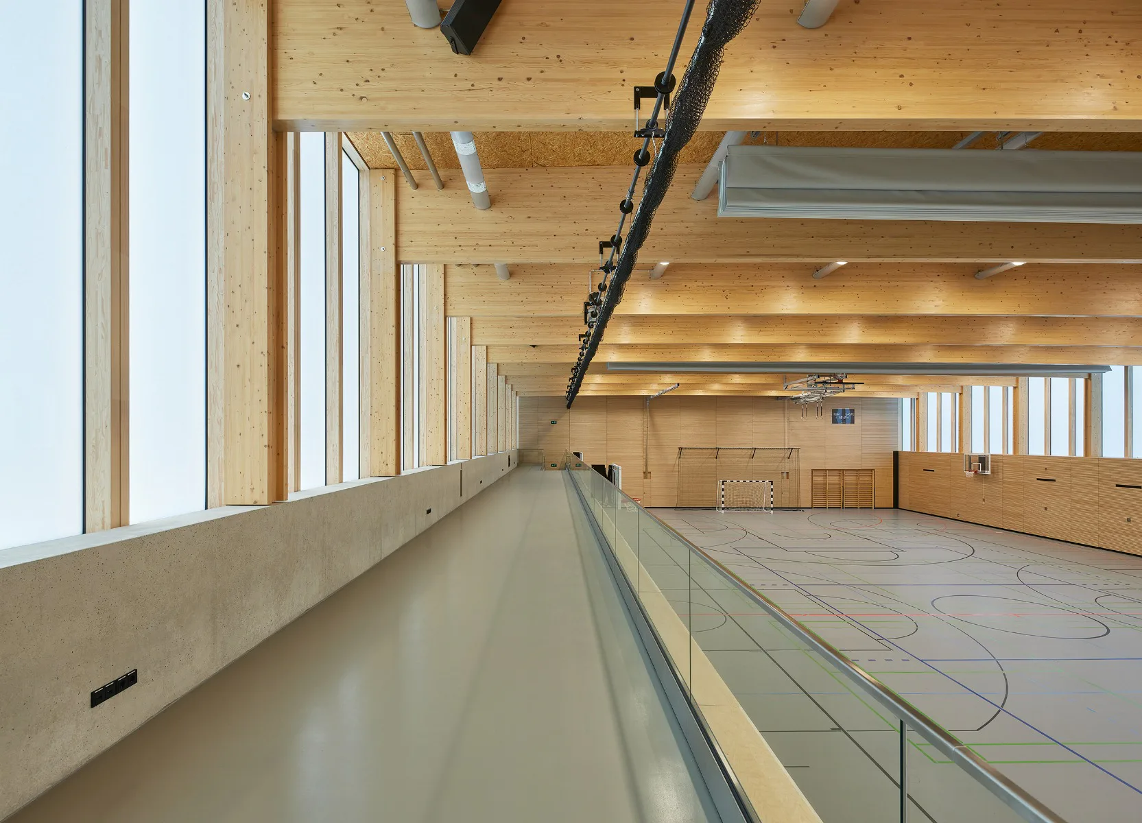 Raumhohe, transluzente Fensteröffnungen füllen die Halle mit schlagschattenfreiem Tageslicht.