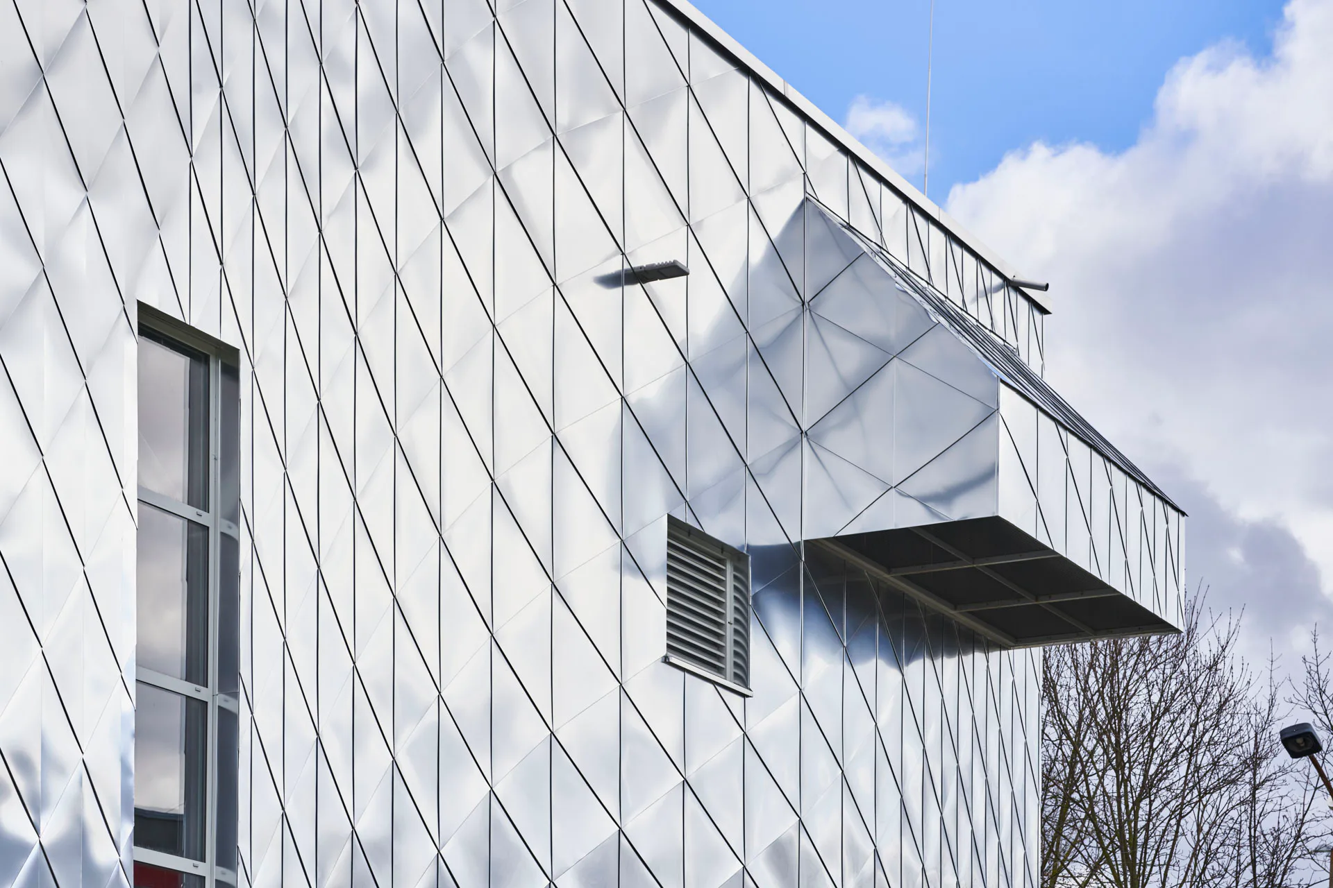 Die 4000 Schindeln aus poliertem und eloxiertem Aluminium wurden in 20 unterschiedlichen Varianten verbaut.
