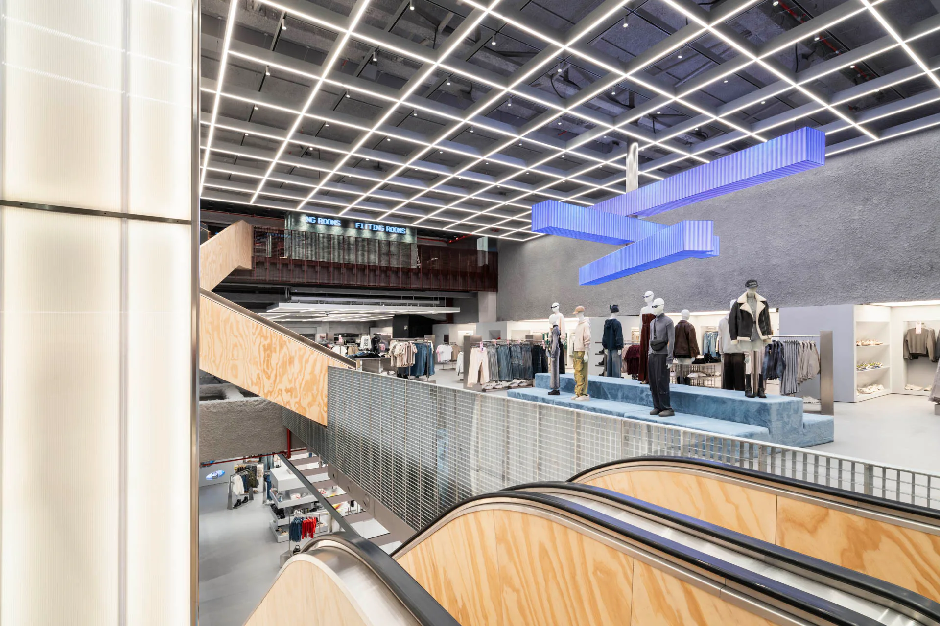 Offen angelegte Treppenhäuser und Galerien verbinden die einzelnen Ladenbereiche räumlich und visuell.
