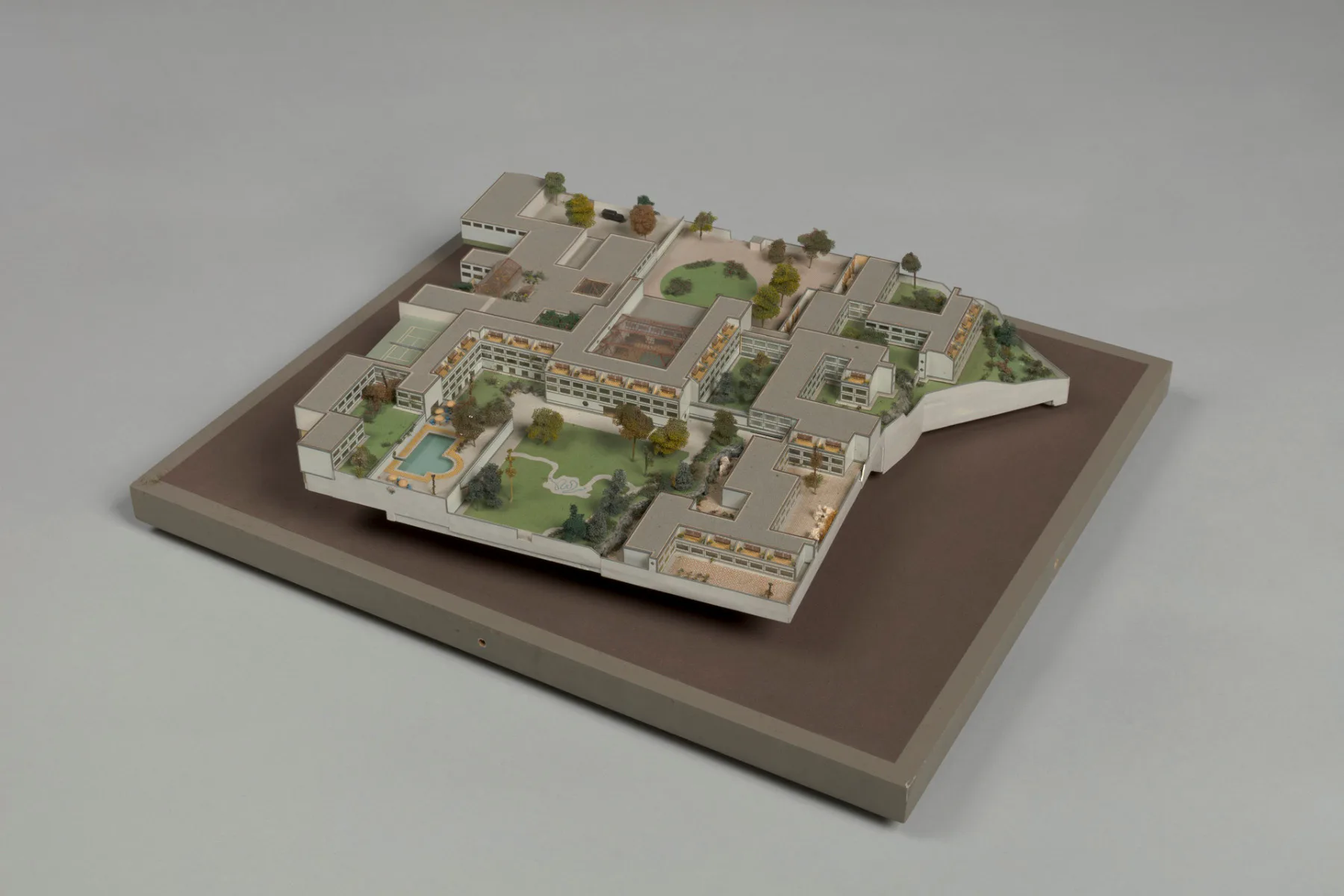 Modell des Fragrant Hill Hotel (1979-1982), Peking ca.1979, Papier und Acryl, Geschenk von Pei Cobb Freed & Partners, Acquisition in progress, Photo: M+, Hongkong, photographed with permission