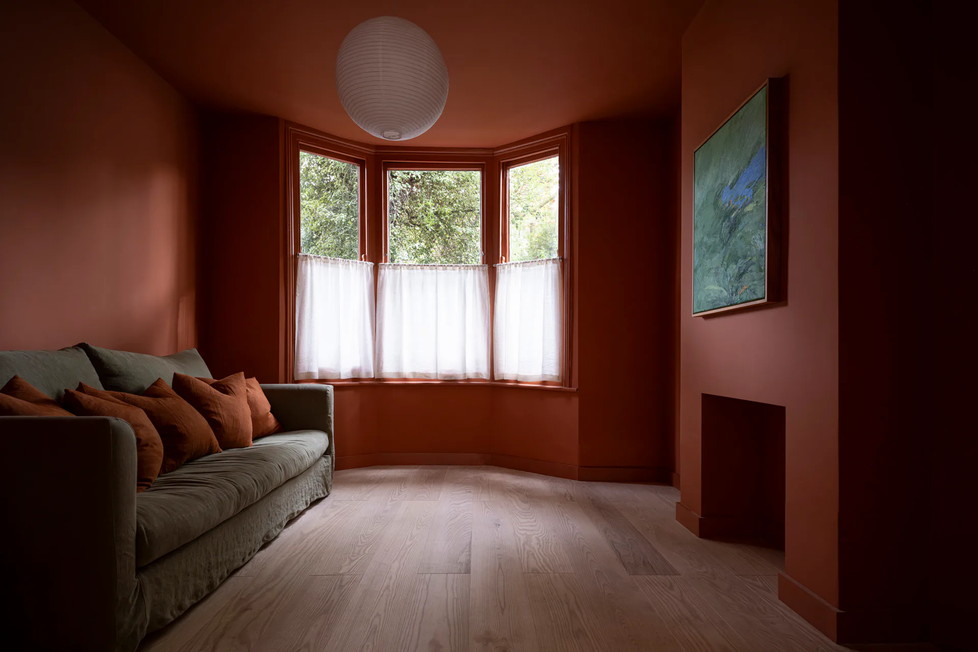 Der Loungebereich im vorderen Teil des Hauses ist in venezianischem Rot gestrichen.