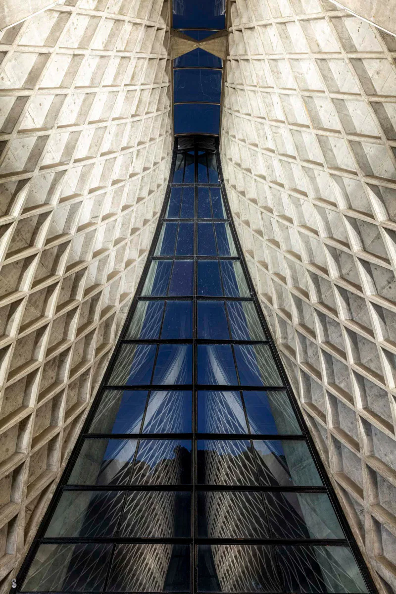 Blick auf die verglaste Fassade in Richtung Altar, Luce Memorial Chapel (1954-1963), Tunghai Universität, Taichung 2021, Auftrag von M+, 2021