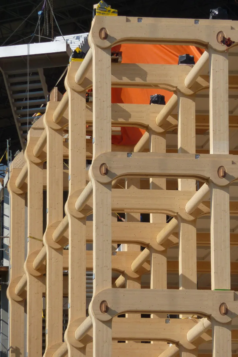 Die Konstruktion des Tamedia-Bürogebäudes basiert rein auf Steckverbindungen aus Holz.