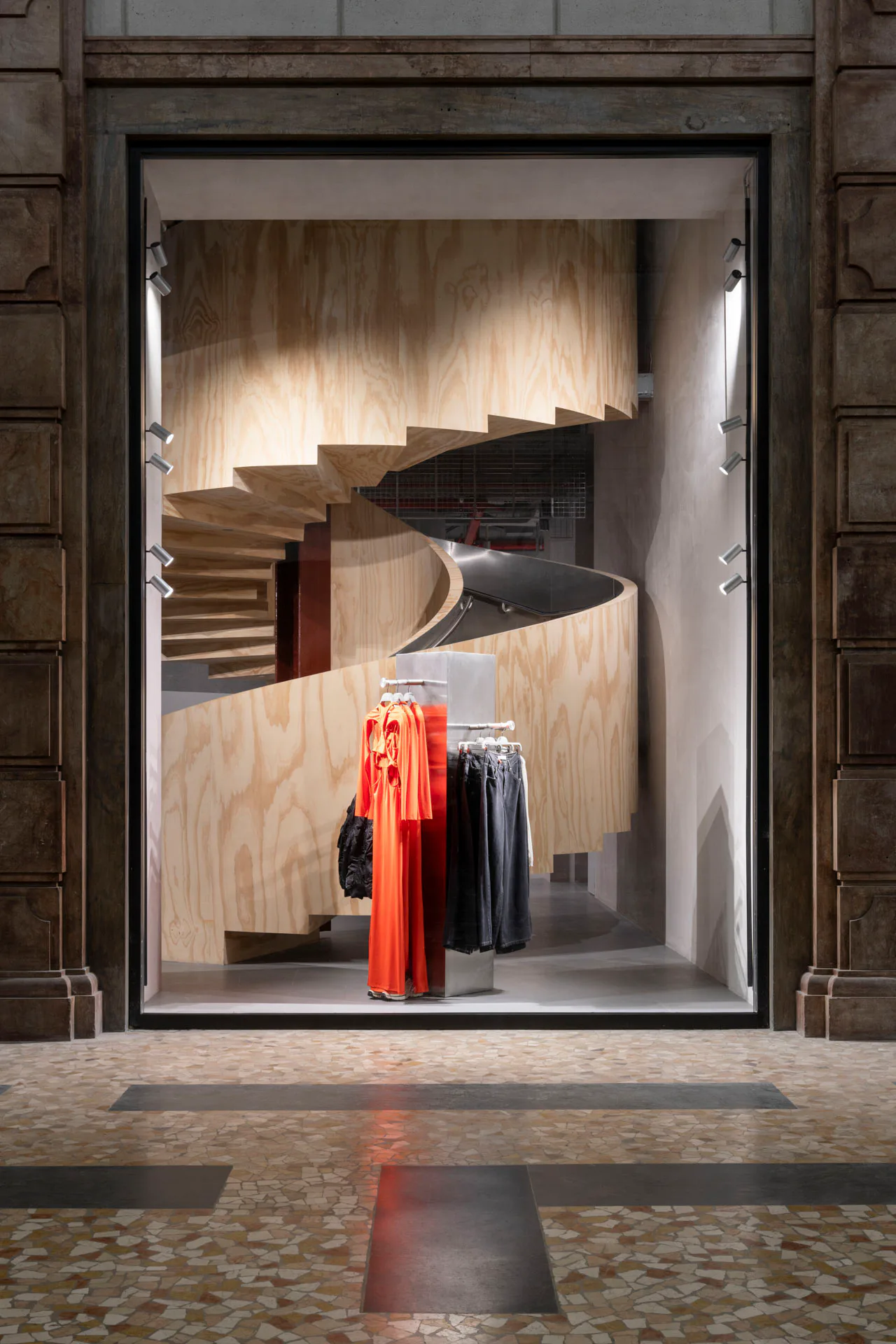 Der Bershka-Flagshipstore kommuniziert über große Schaufenster mit der historischen Innenstadt von Mailand.