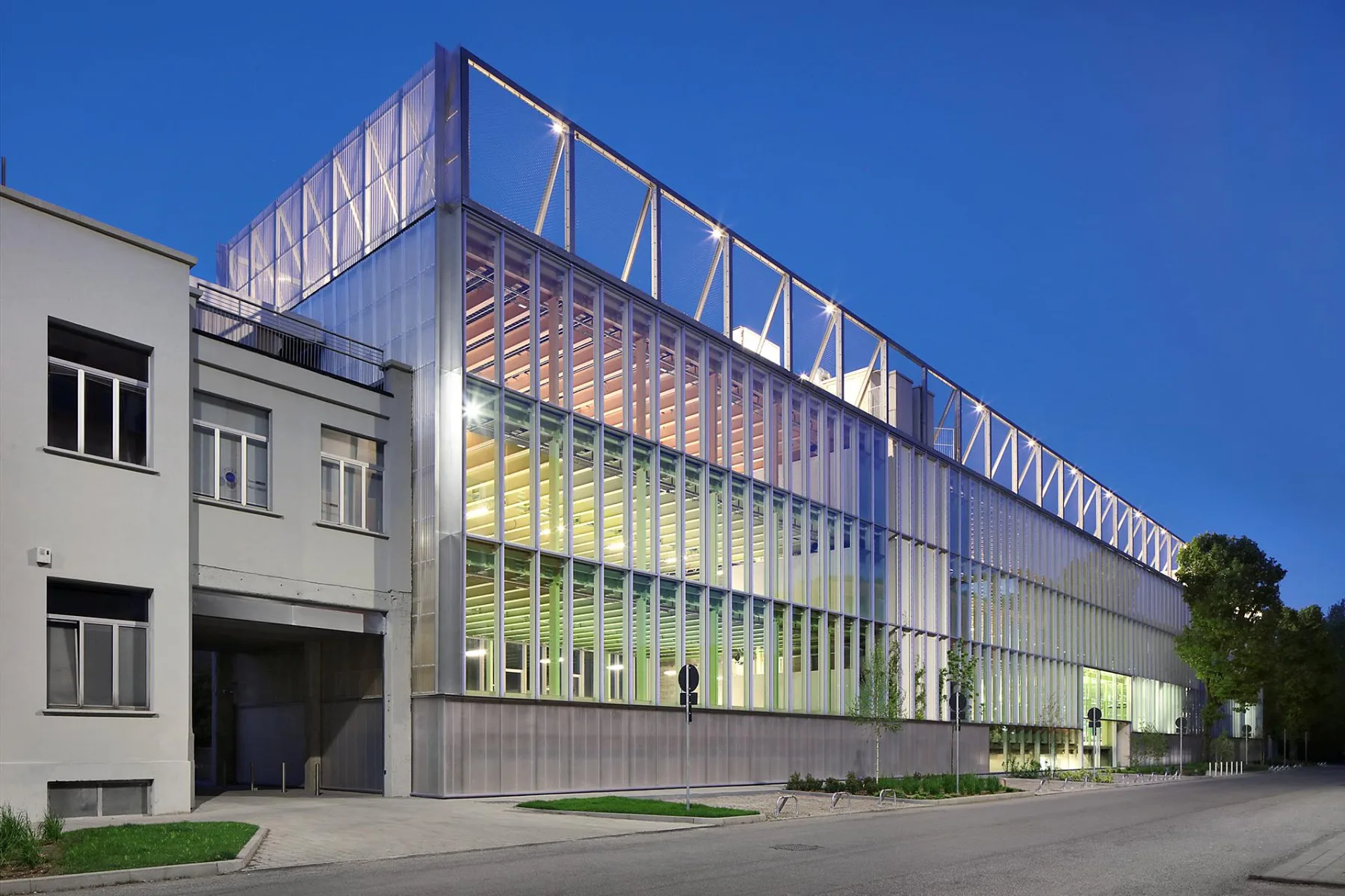 In jedem Geschoss erhielt das Stahltragwerk eine andere Farbe.