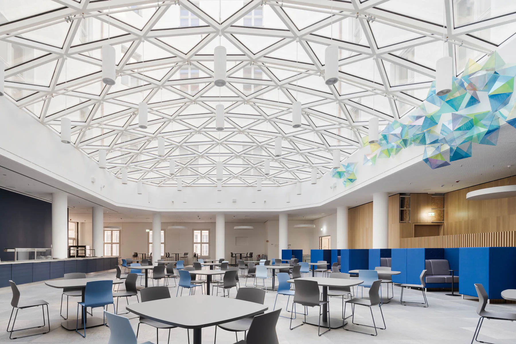 Die Cafeteria des Gesundheitsministeriums erinnert mit ihrem Glasdach an eine Kassenhalle, die sich bis zum Zweiten Weltkrieg hier befand.