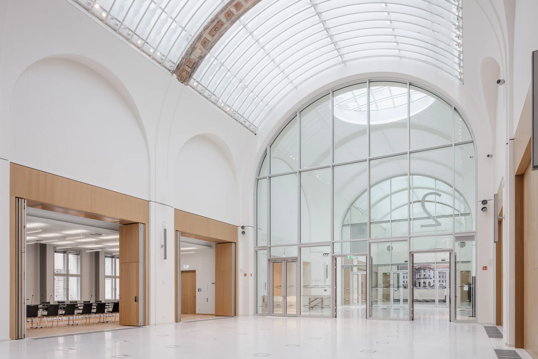 Majestätische Raumflucht: Die große Kassenhalle im Bau des Familienministeriums erschließt heute die Konferenzsäle