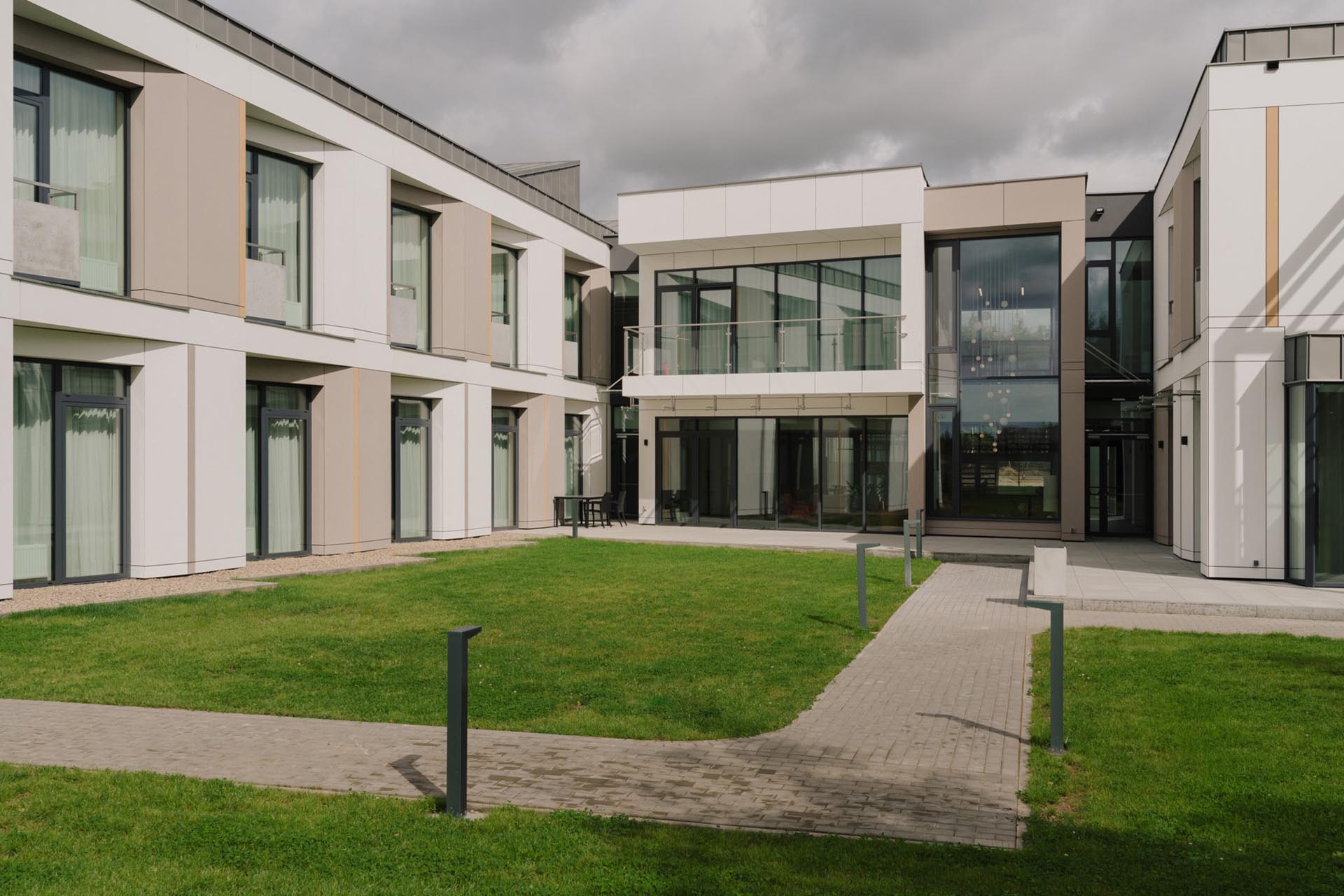 Das Architekturstudio Zawieja hat das Rehabilitationszentrum in Poznań (PL) zu einem besonderen Ort gestaltet. Auf den rund 3500 Quadratmetern Wohn- und Nutzfläche finden sich zahlreiche Produkte von Hewi.
