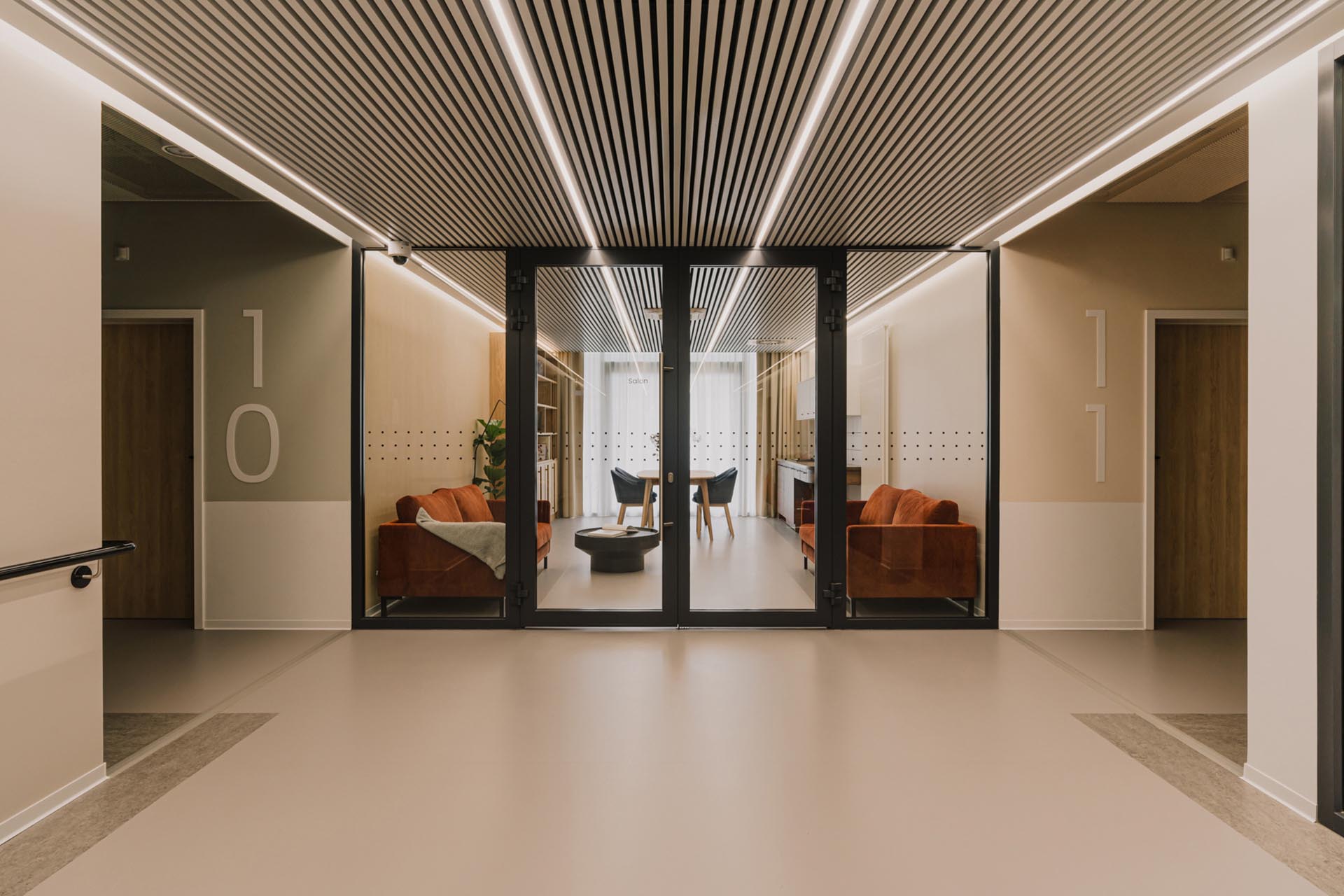 Mit Hewi und Entro Handlaufsystemen konnten die Architekten ihren kreativen Ansatz überzeugend umsetzen und ein Ambiente schaffen, das Genesung fördert und Orientierung bietet.