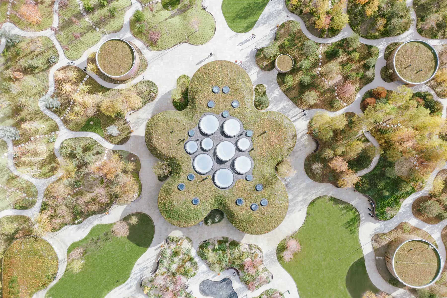 Der zentrale Pavillon hat die Form einer Blüte.