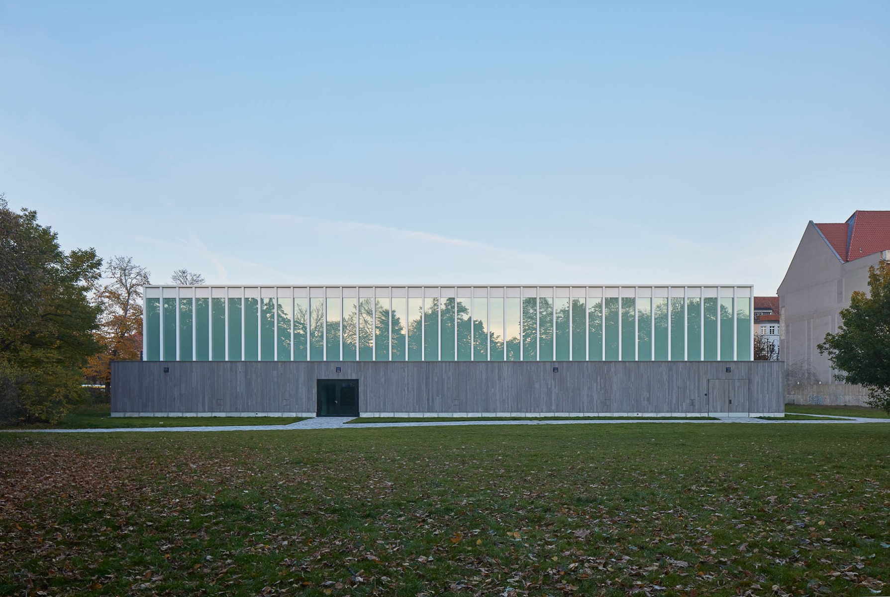 Die modularen Typensporthallen in Berlin von Scholl Architekten weisen eine klare Formensprache auf.