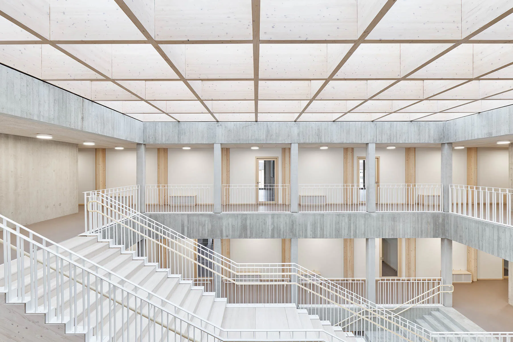 Die Treppenhalle ist einer der wenigen Teile des Gebäudes, die in Sichtbeton ausgeführt wurden.