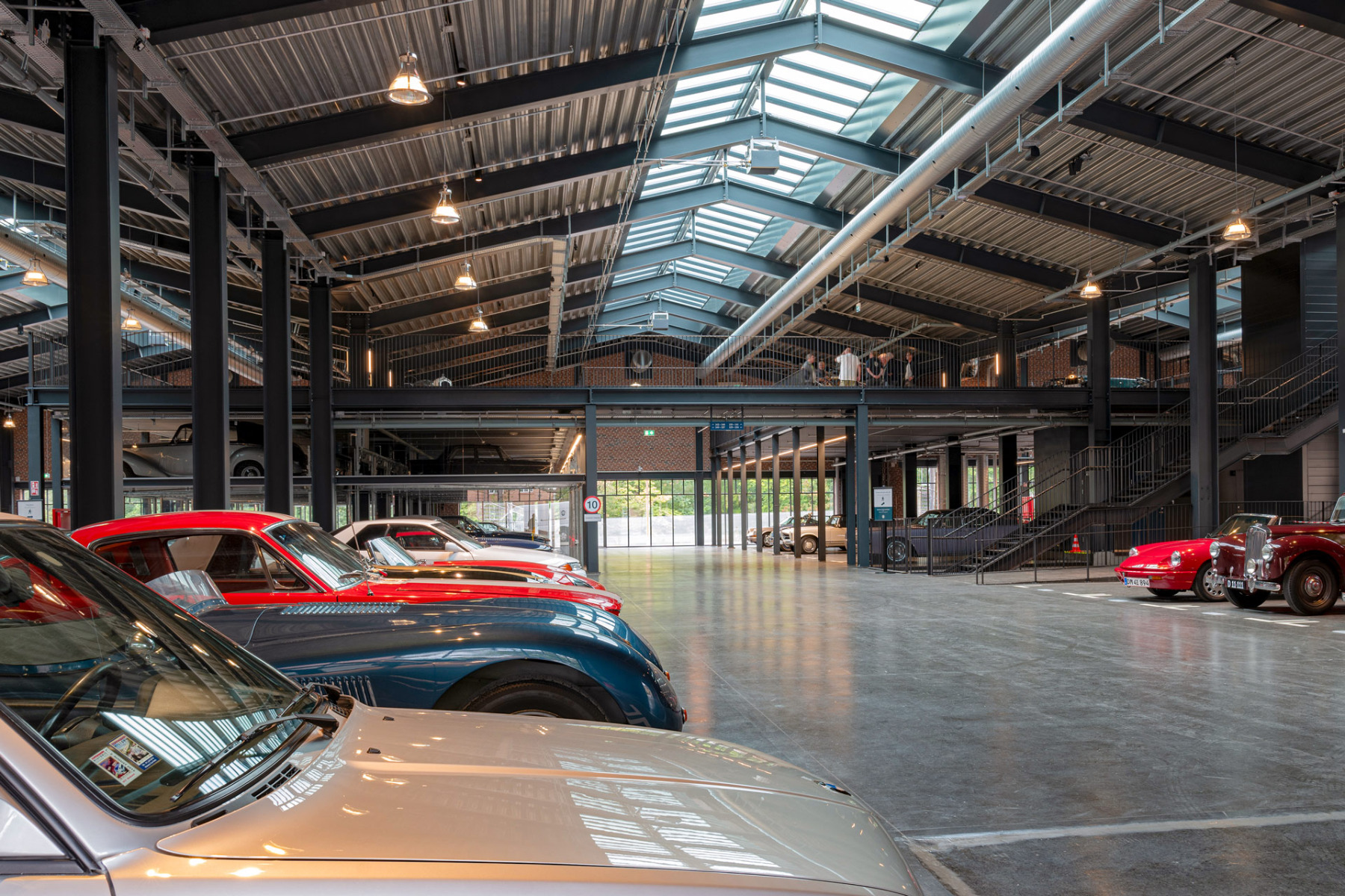 Edle Fahrzeuge würdigen die Entwicklung des Autodesigns im 20. Jahrhundert.