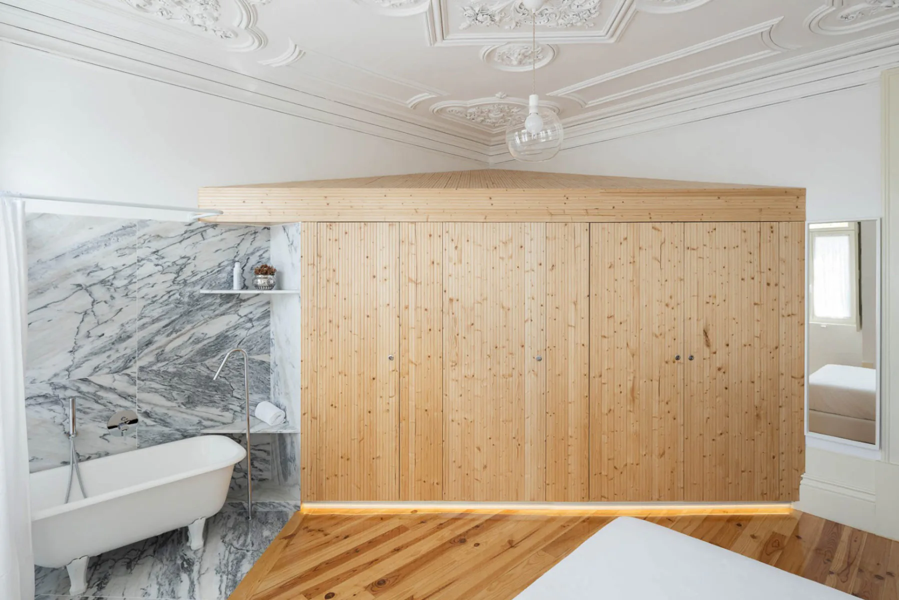 Abstrakt-geometrische Einbauten verwandeln das alte Stadthaus in ein plastisches Raumgefüge.