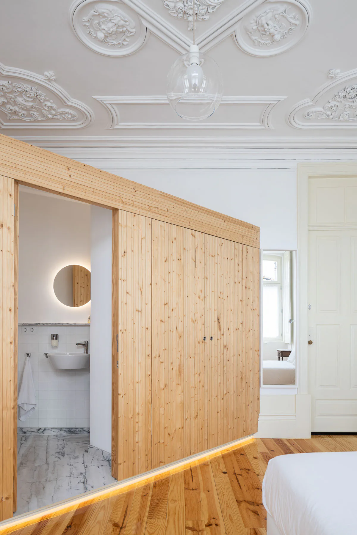 Der sanierte Bestand bildet einen reizvollen Kontrast zu den minimalistischen Holzkörpern.