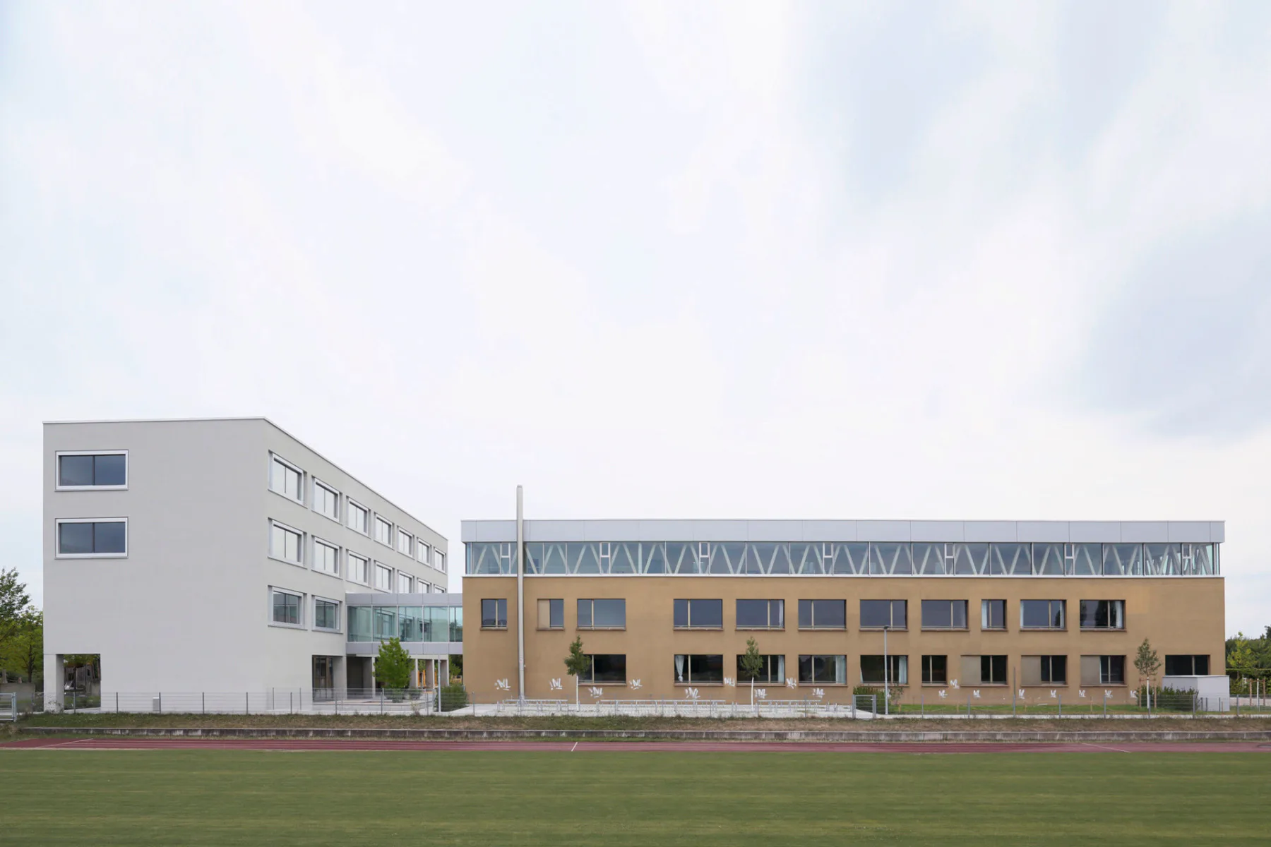 Die 2006 eröffnete Grundschule Augustenfeld in Dachau wurde um einen Anbau und eine Aufstockung erweitert.