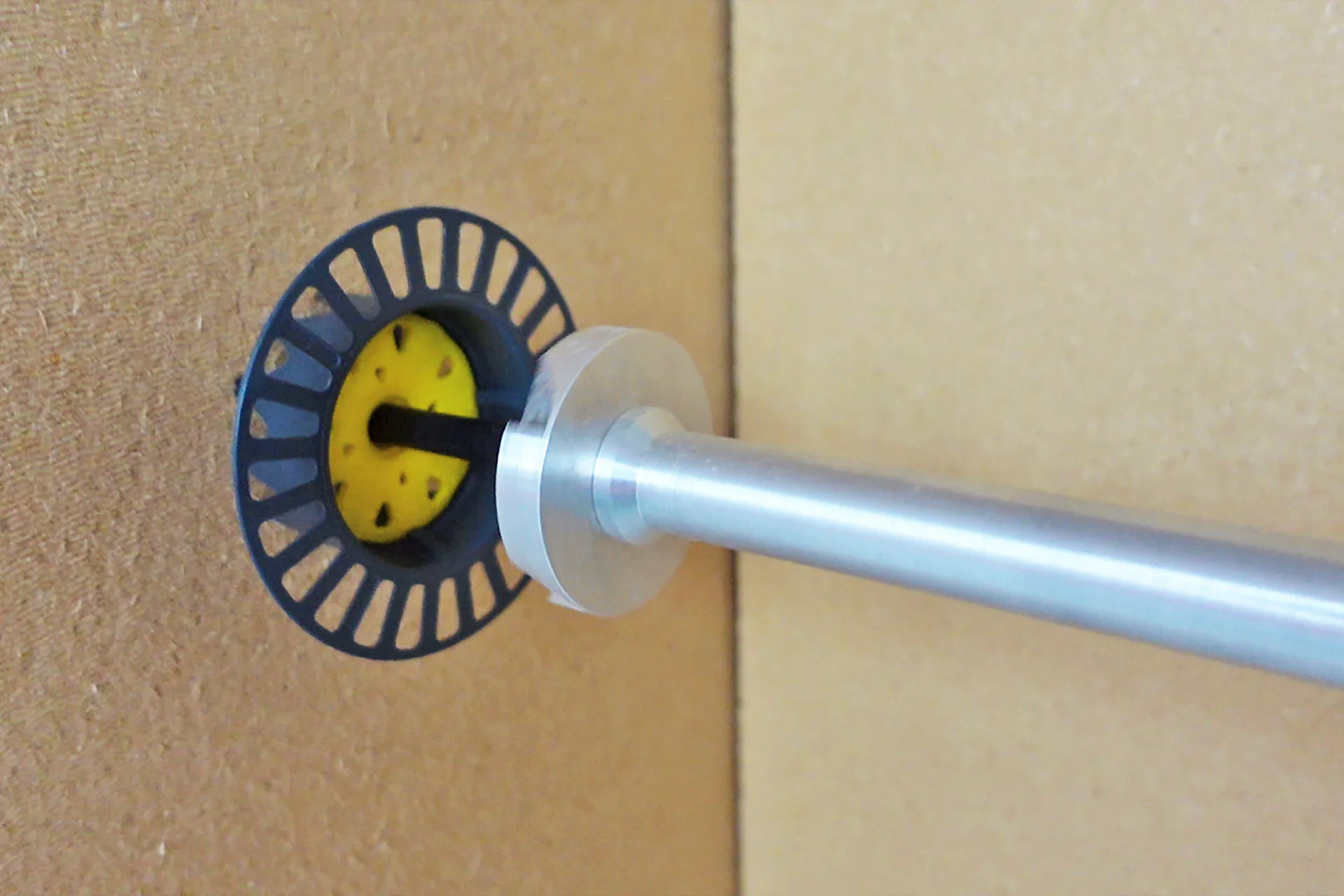 Die Holzfaserdämmplatten werden nicht verklebt, sondern mit Dübeln befestigt.