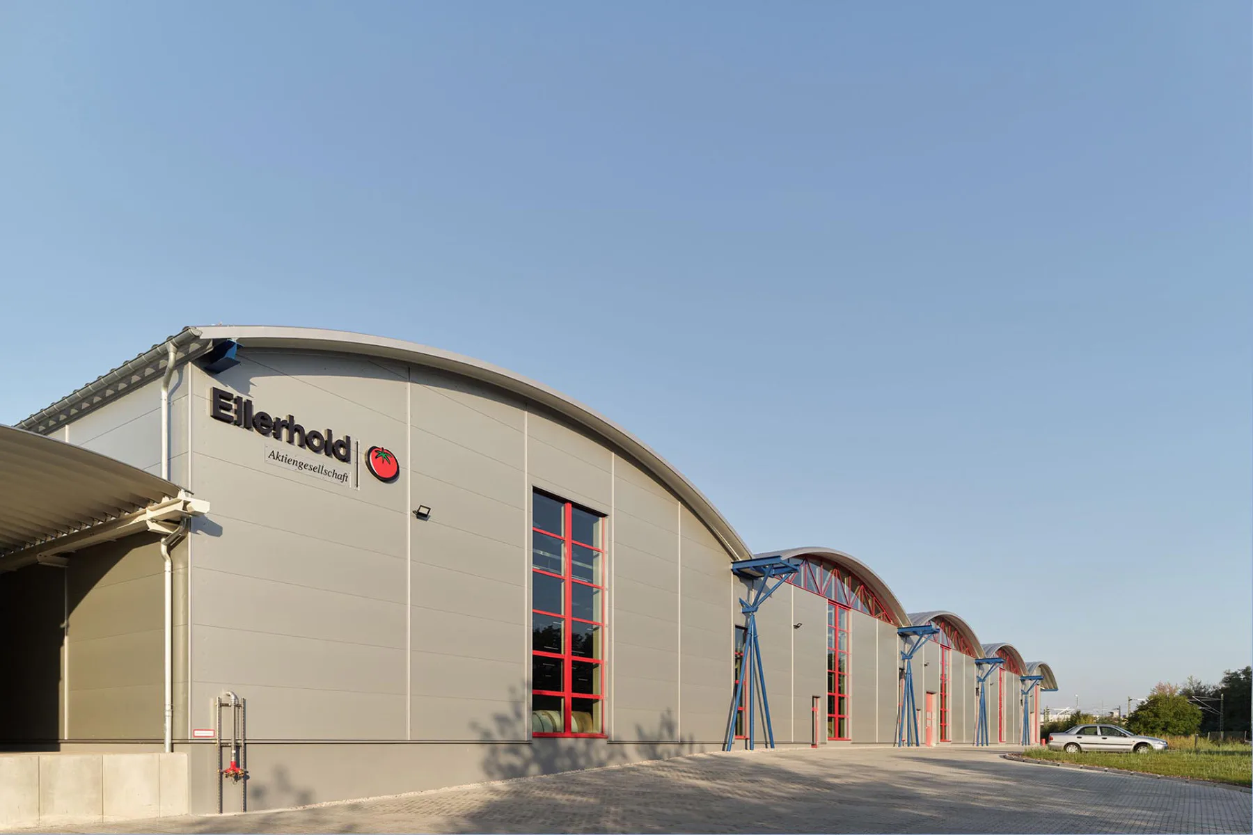 Das Peneder Bogendach krönt die neue Kartonfabrik von Ellerhold in Radebeul mit Spannung und Charakteristik.