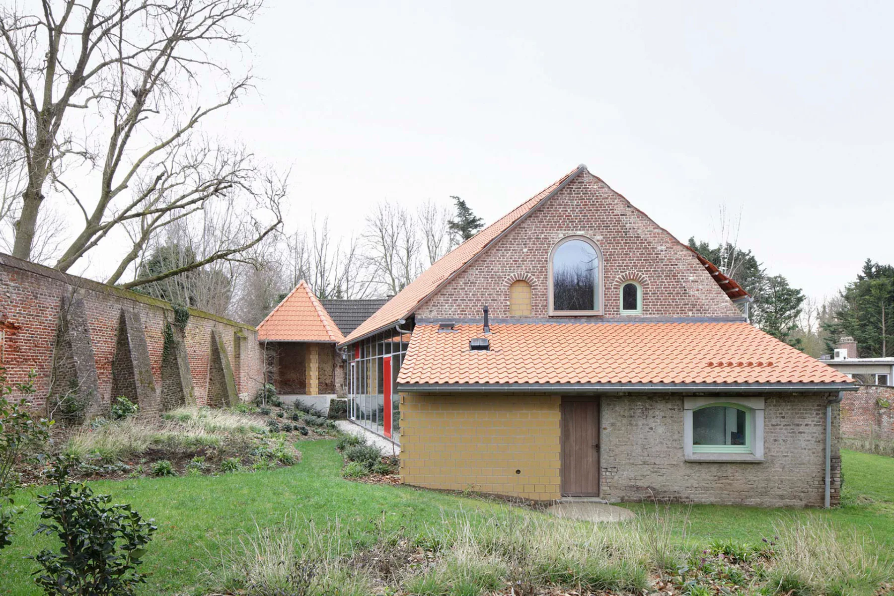 Das Wohnhaus markiert die Trennlinie zwischen geschütztem Privatbereich (links) und öffentlich zugänglichem Klostergarten (rechts).