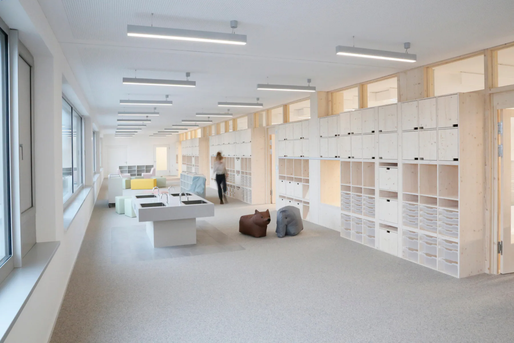 Erweiterungsbau: beidseitig vielseitig bespielbare Schrankwand und Oberlichtverglasung zwischen „Marktplatz“ und Klassenzimmern.