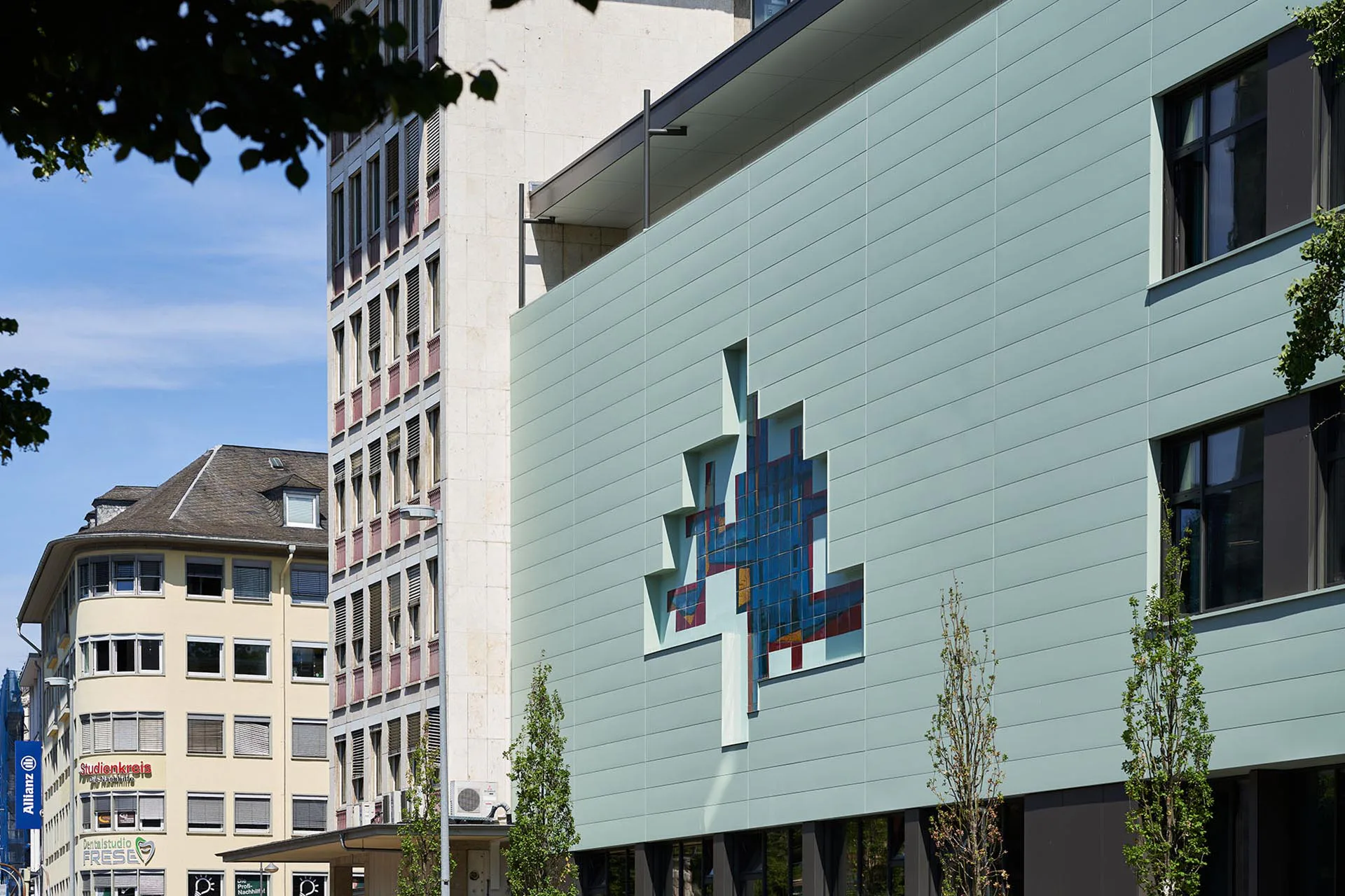 Das Fliesenmosaik gilt als Kunst im öffentlichen Raum. Um dies zu erhalten, wurde die FC Fassade an dieser Stelle ausgespart.