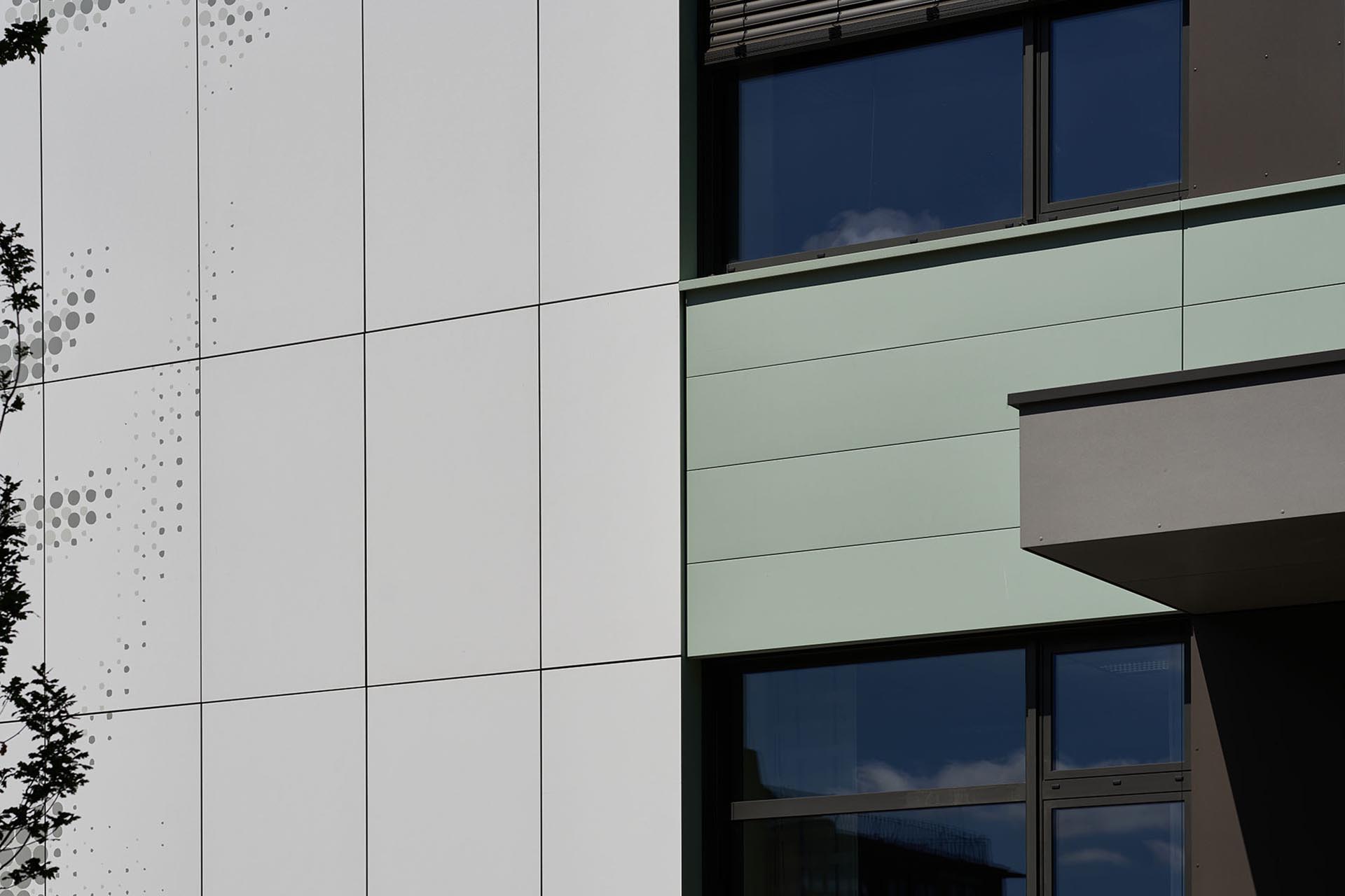 Auch die Fensterbänke und Detailanschlüsse wurden mit Anschlusskantteilen in der gleichen Beschichtung von Kalzip ausgeführt.