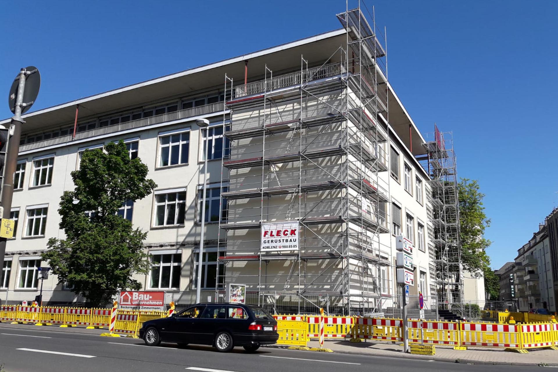 Auf die vorherige beige Putzfassade könnte die Unterkonstruktion des FC Fassadensystems montiert werden.