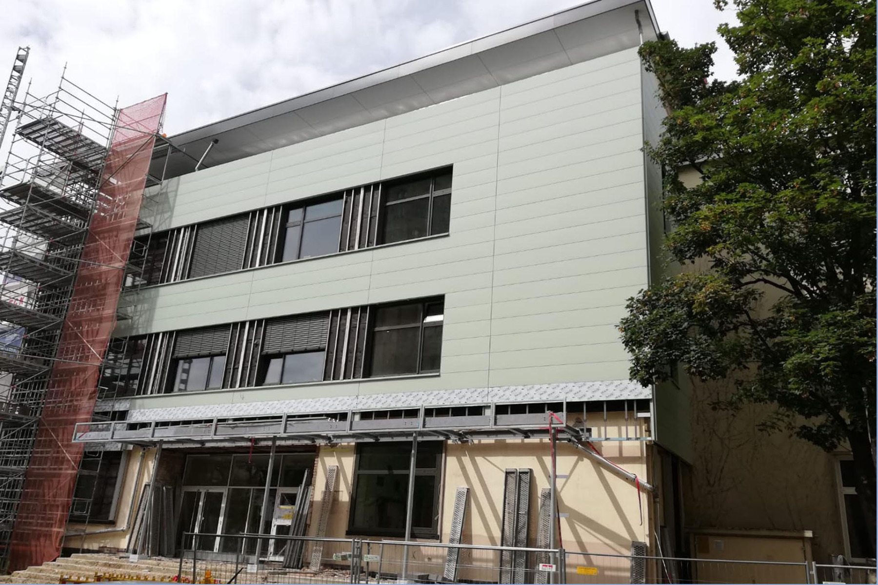 Mit dem FC Fassadensystem lässt sich nach Baukastenprinzip in wenigen Schritten eine vorgehängte Fassade errichten, die in der Zwischenenbene Platz bietet für eine effiziente Dämmschicht.
