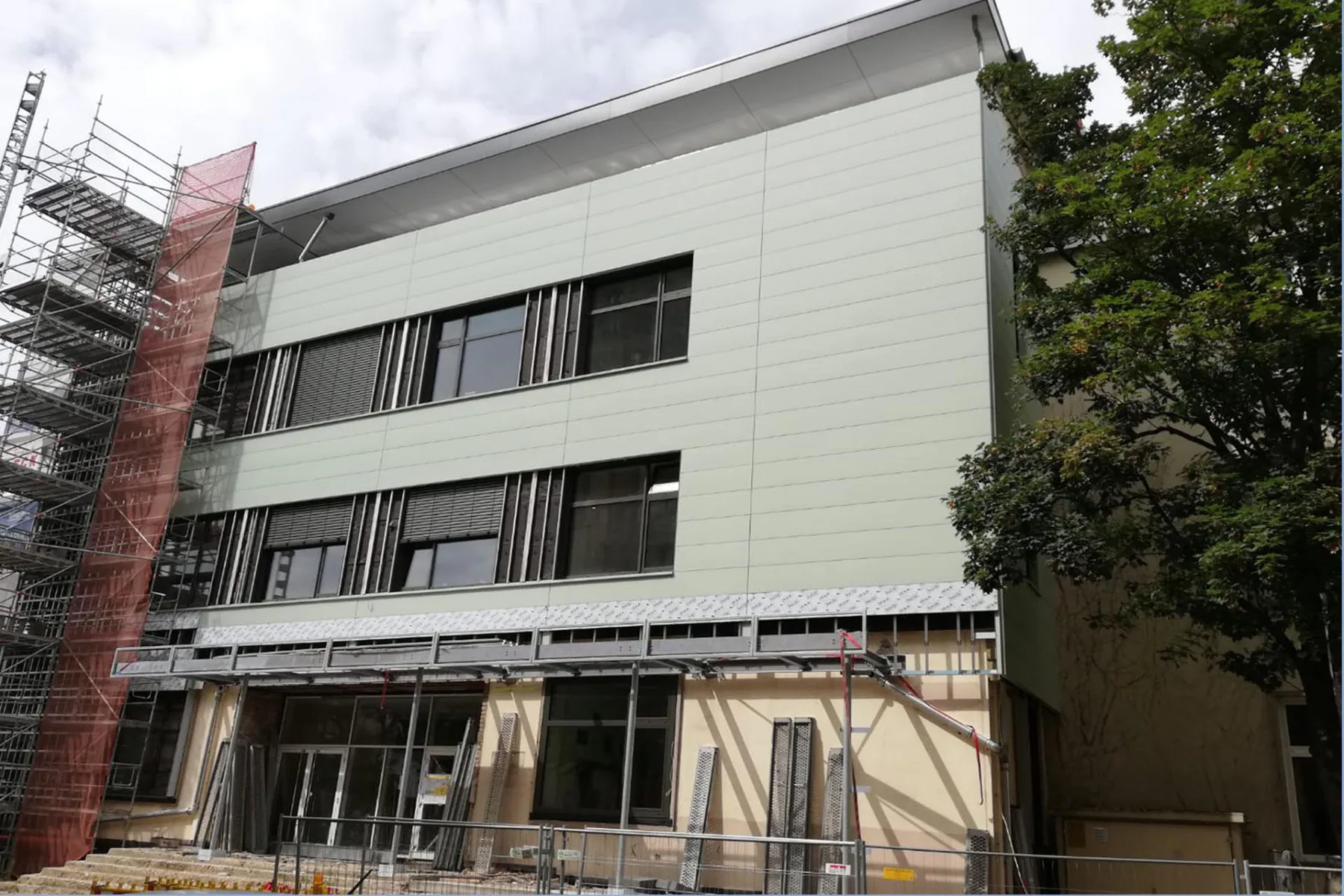 Mit dem FC Fassadensystem lässt sich nach Baukastenprinzip in wenigen Schritten eine vorgehängte Fassade errichten, die in der Zwischenenbene Platz bietet für eine effiziente Dämmschicht.