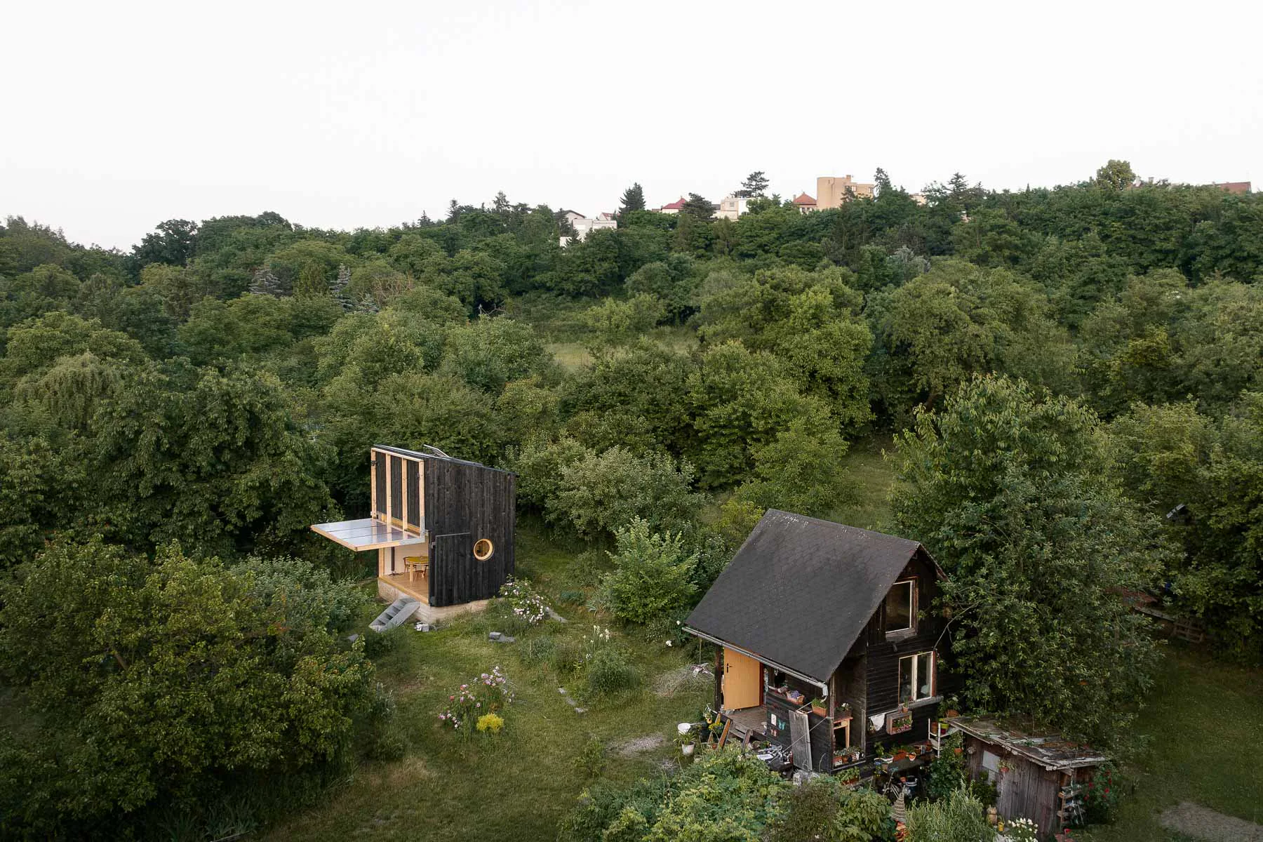Der hölzerne Gartenpavillon bietet einen komfortablen Rückzugsort mitten in Prag.