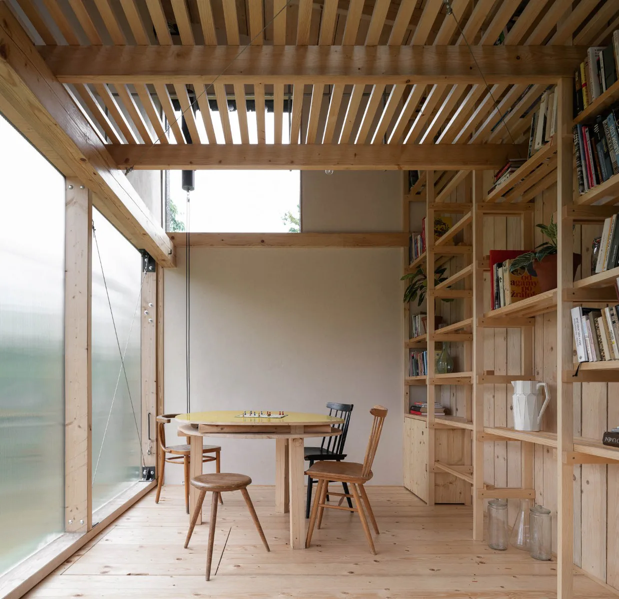 Das Obergeschoss und die Bibliothek sind aus Holzlatten gebaut, um das natürliche Licht zu filtern.