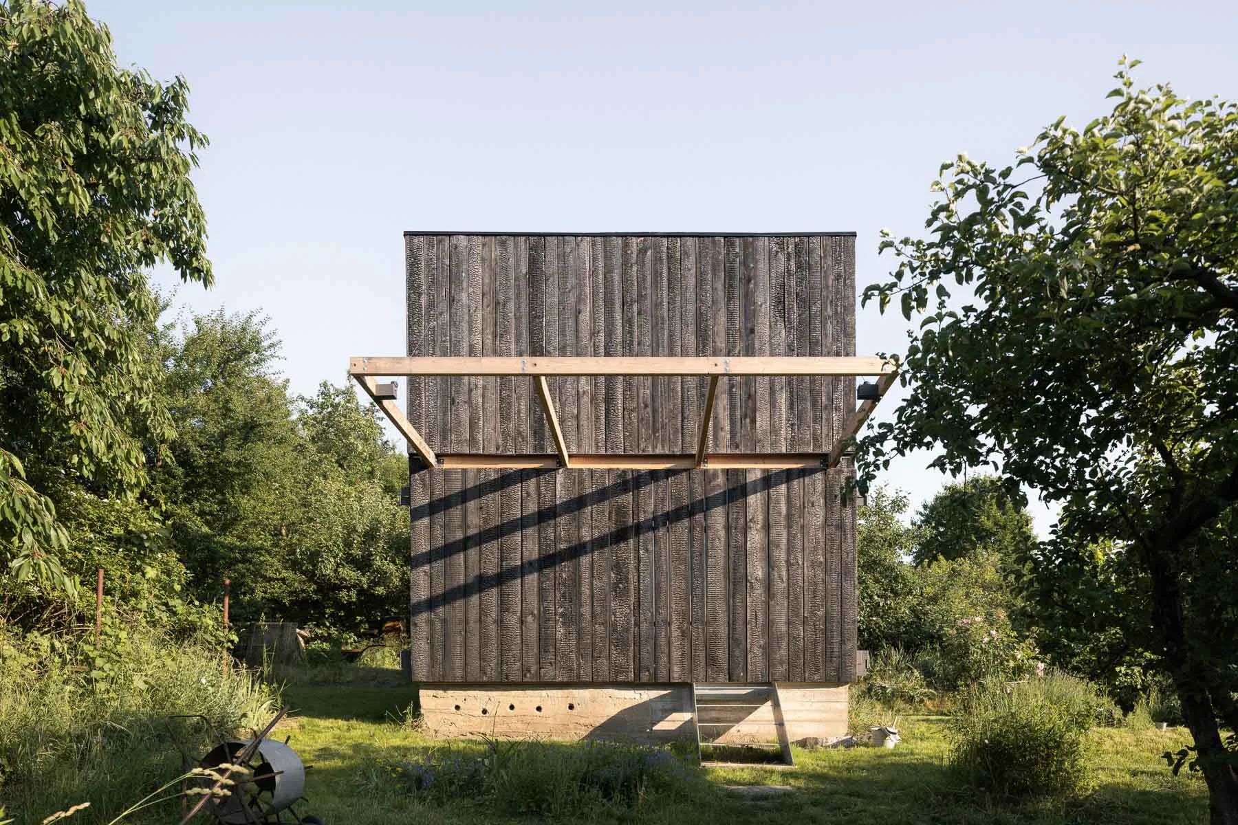 Eine dunkle Shou Sugi Ban Fassade schützt den Pavillon vor äußeren Einflüssen.