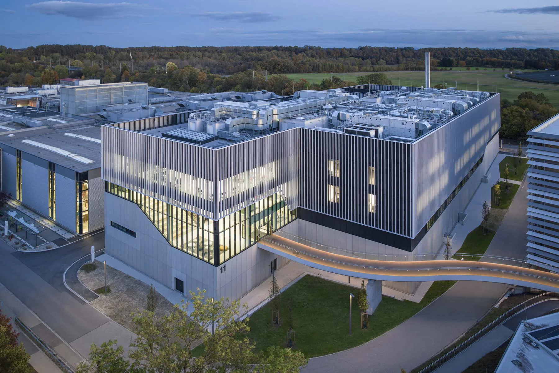 Das neue Hilti Innovationszentrum für Brandschutz und Verbunddübel in Kaufering vereint unterschiedliche Nutzungsarten in einem klaren, funktional-modernen Design.
