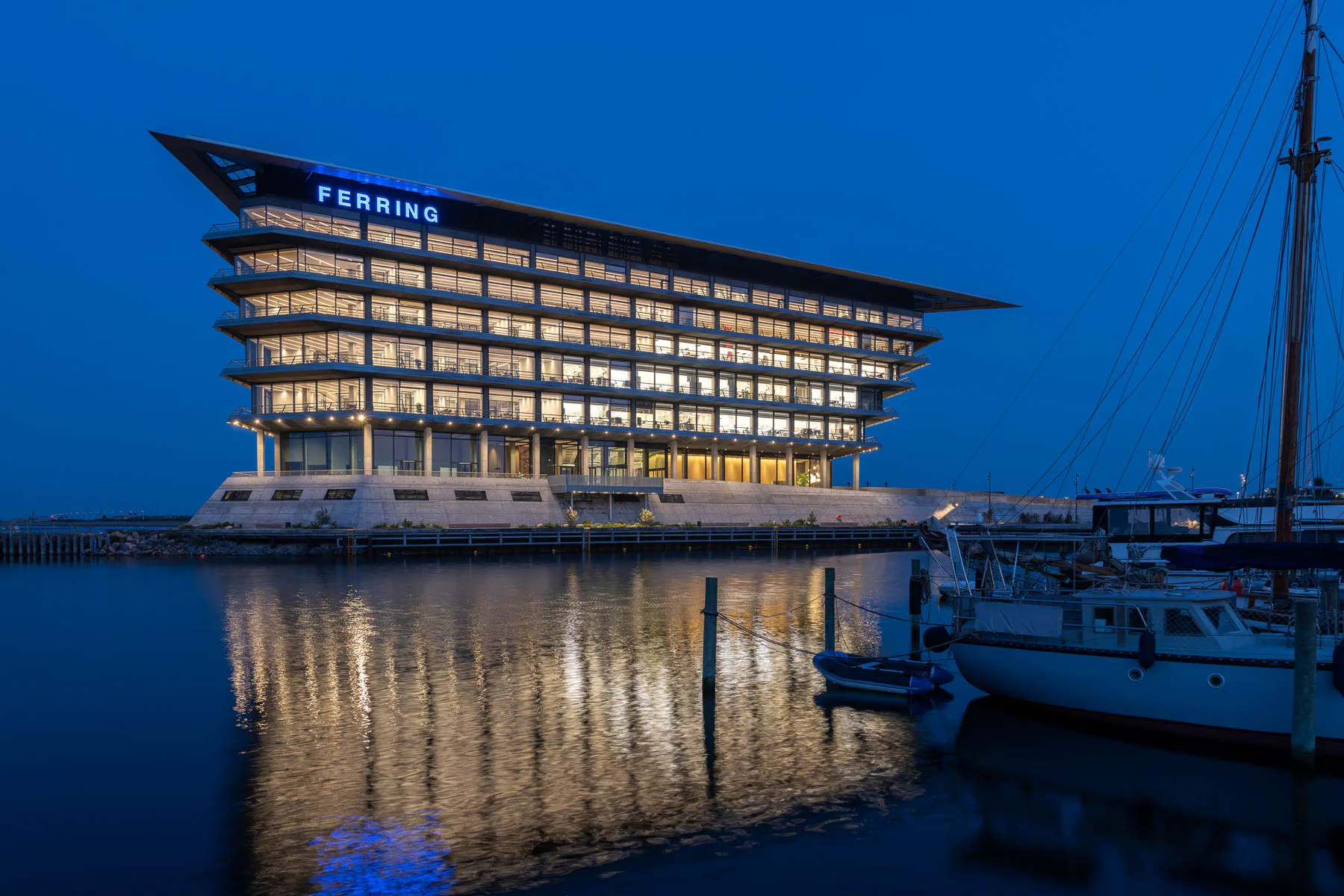 Von Schweden kommend, bildet das Ferring-Forschungszentrum am Kopenhagener Flughafen einen ersten, dramatischen Vorposten der dänischen Hauptstadt.