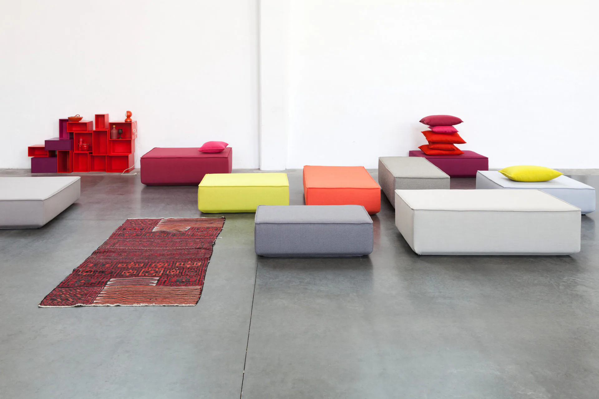 Bunte Hocker und Poufs.