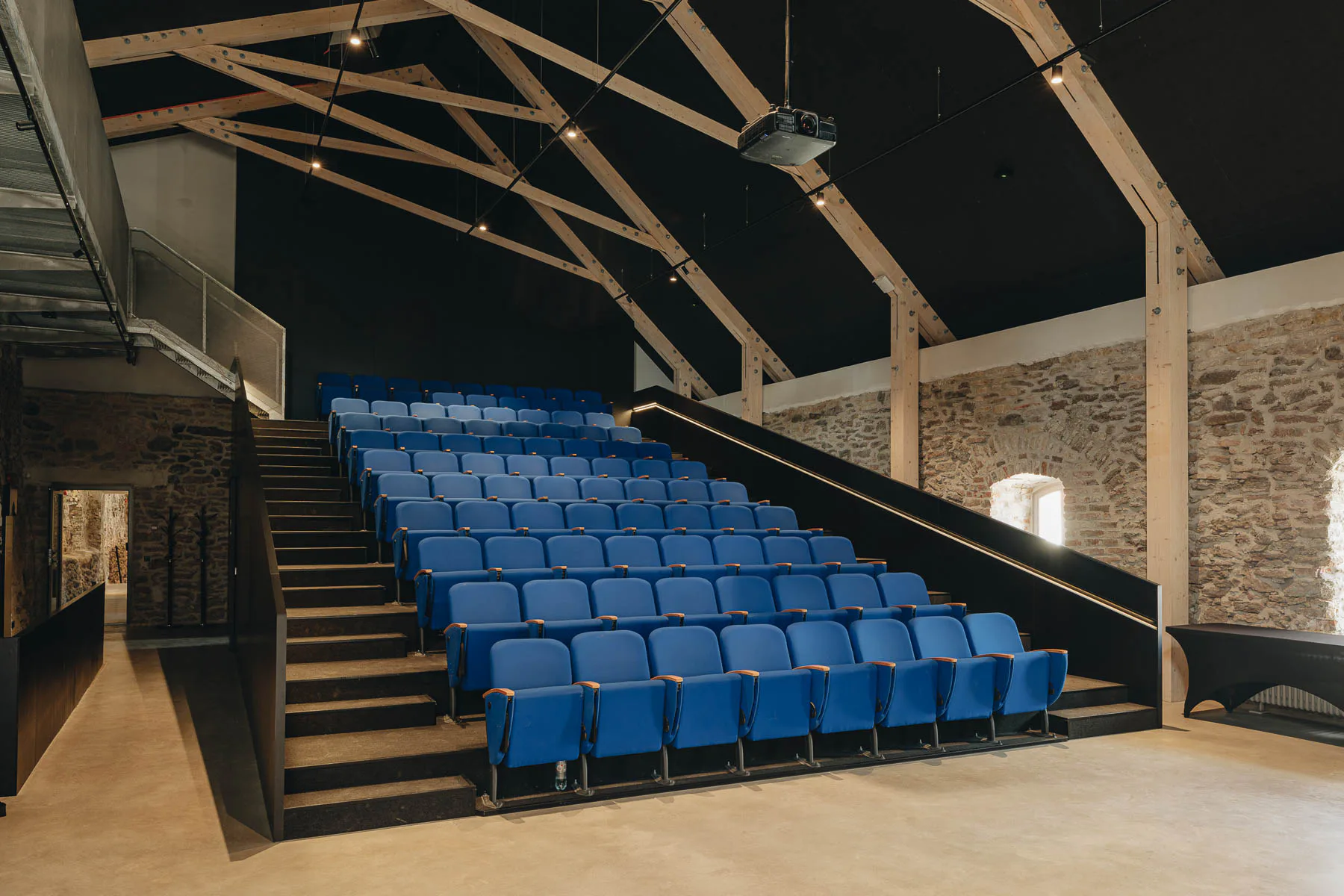 In einem Saal mit Loungesesseln finden Filmvorführungen statt.