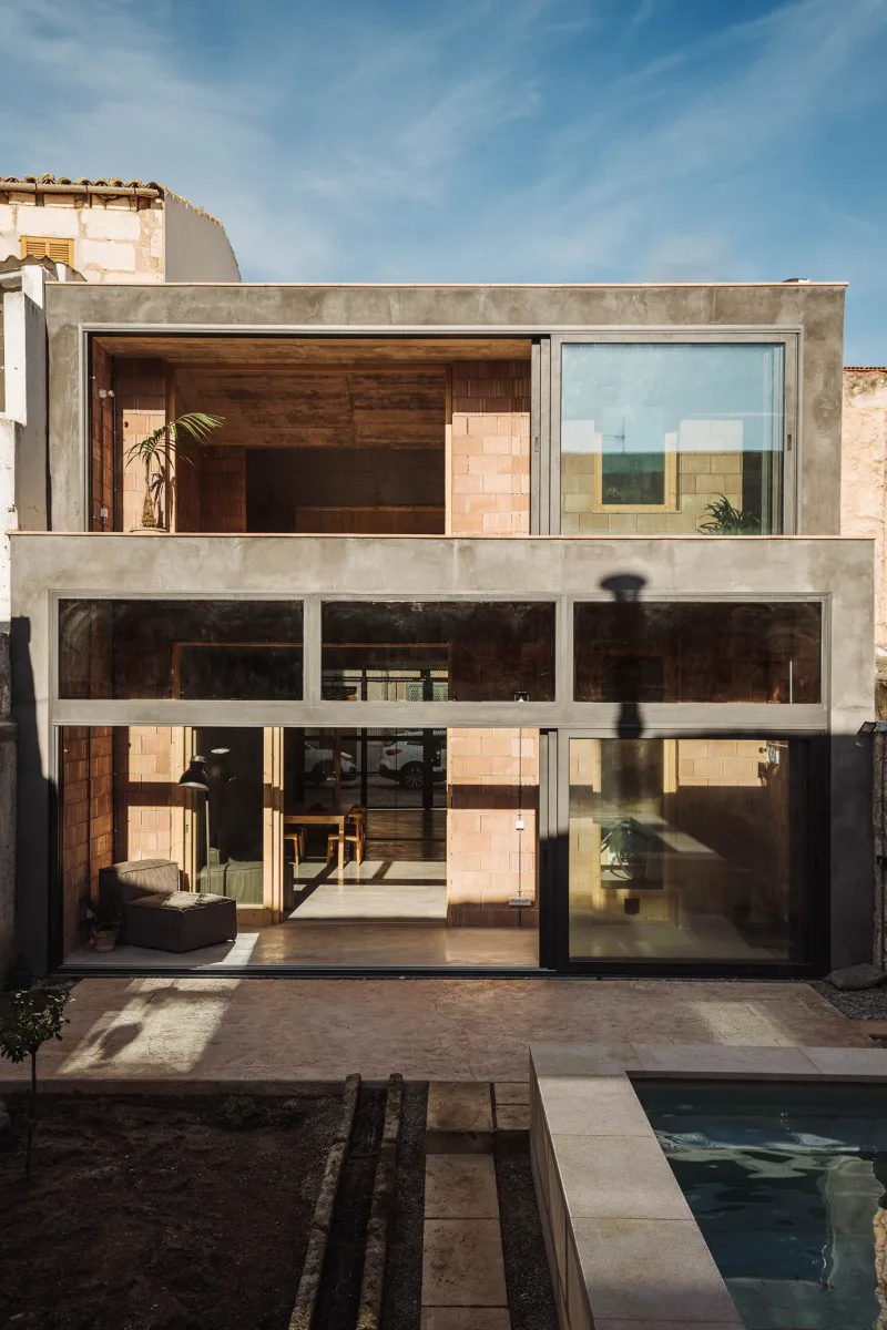 Im mallorquinischen Sa Pobla liegt auf einem länglichen Grundstück zwischen zwei Grenzmauern das Wohnhaus En Bateria.